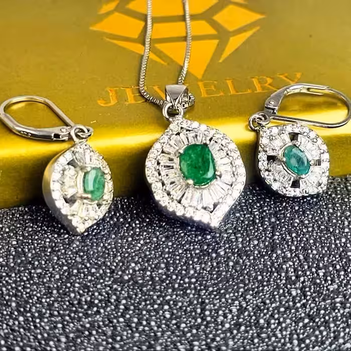 ست گوشواره و توگردنی زمرد اصلی زامبیا 
عیار نقره 925ارسال رایگان 