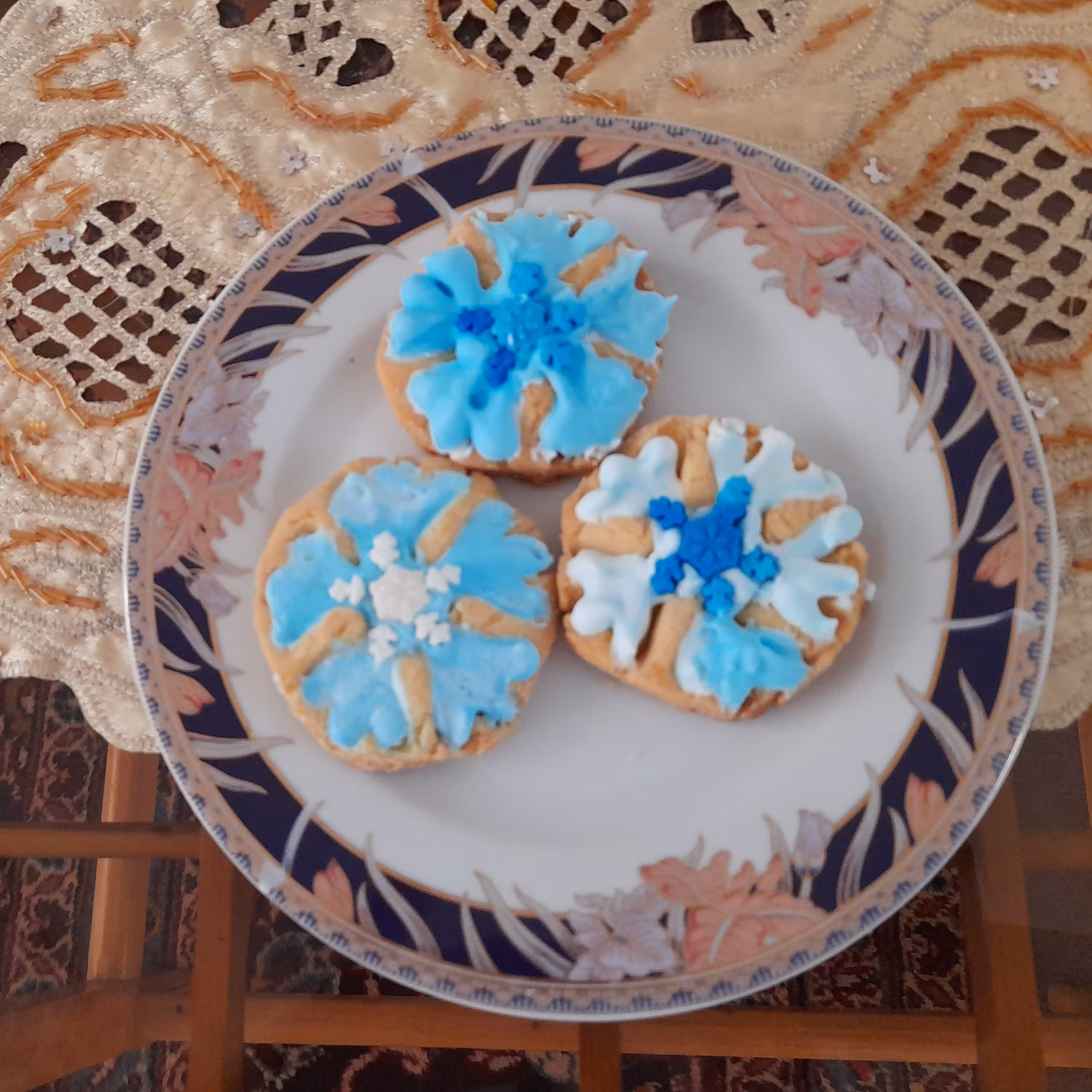 کوکی با آیسینگ رویال طرح دانه های برف تهیه شده توسط بنده صاحب غرفه خانه شیرینی 