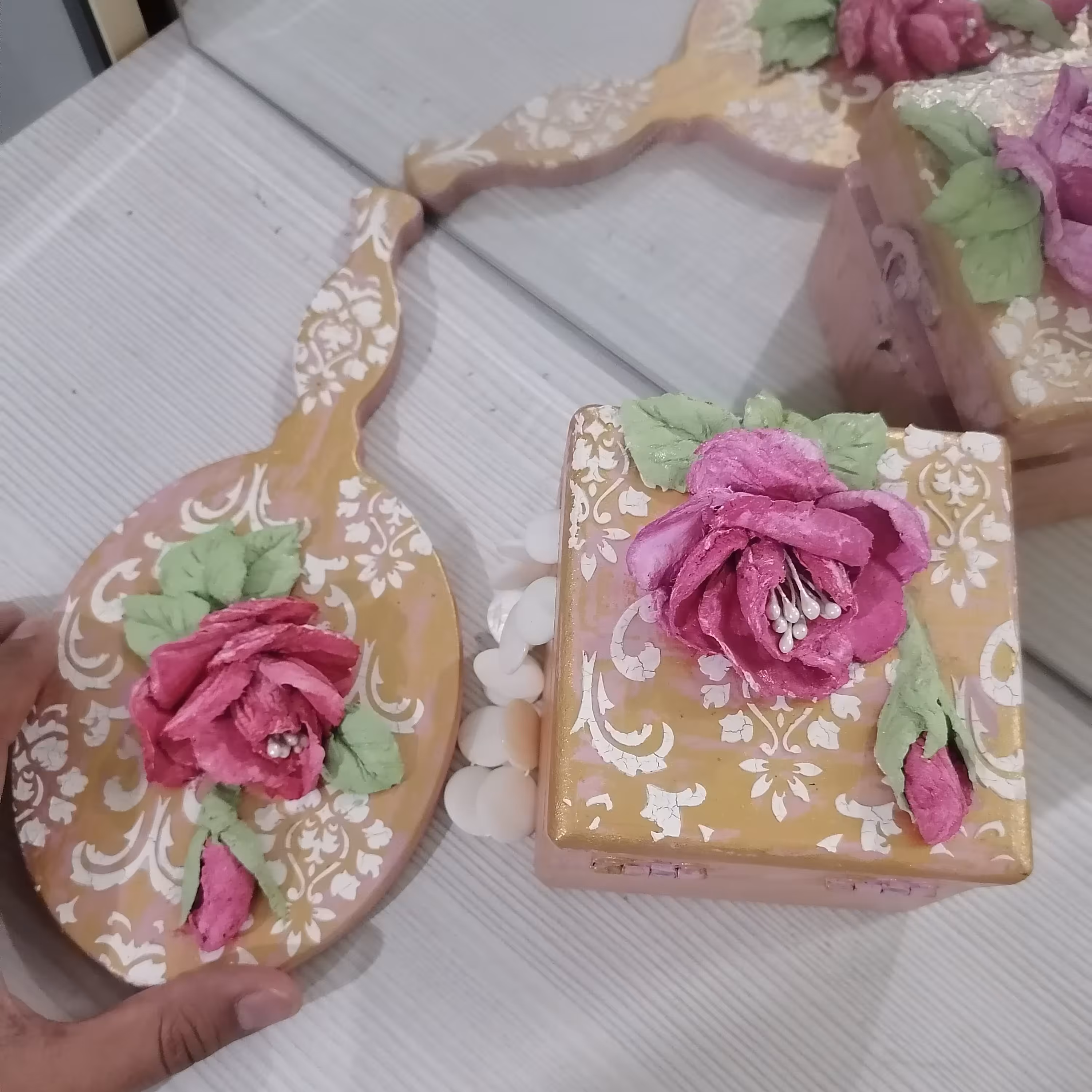 صندوقچه و آینه دستی شاهزاده با گل های استاکو روسی 