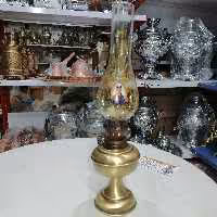 چراغ گرد سوز برنجی کنار سماور ذغالی