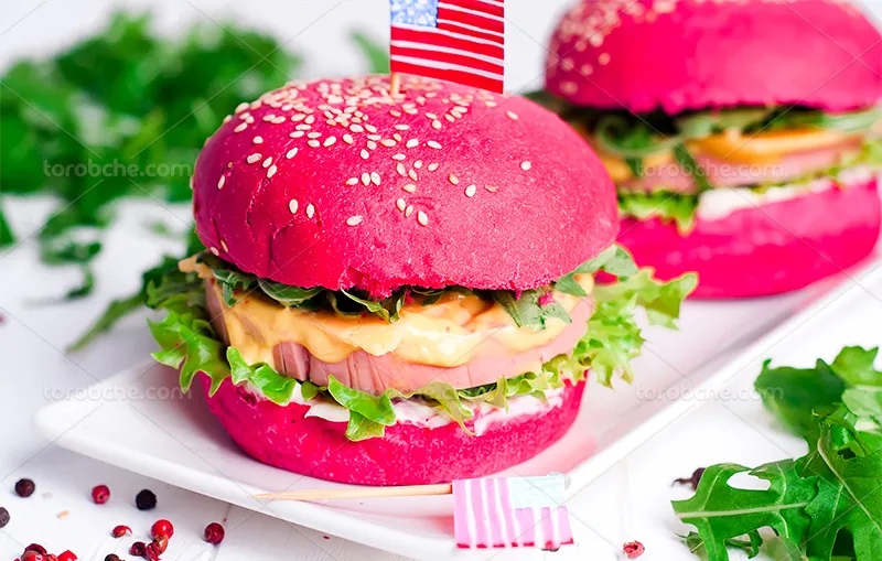 عکس همبرگر با نان صورتی | گرافیک با طعم تربچه