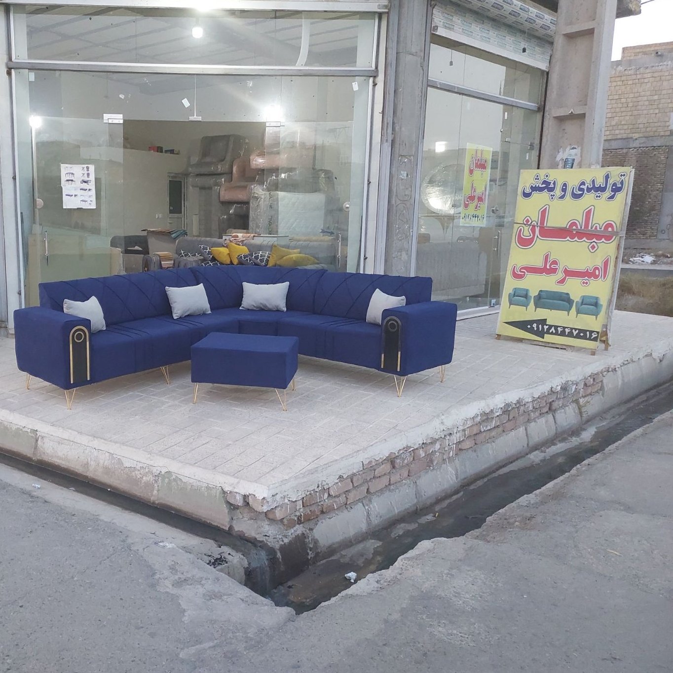 تولیدی مبلمان راحتی در طرح و رنگ بندی های مخلتف ارسال به پای مشتری هست 