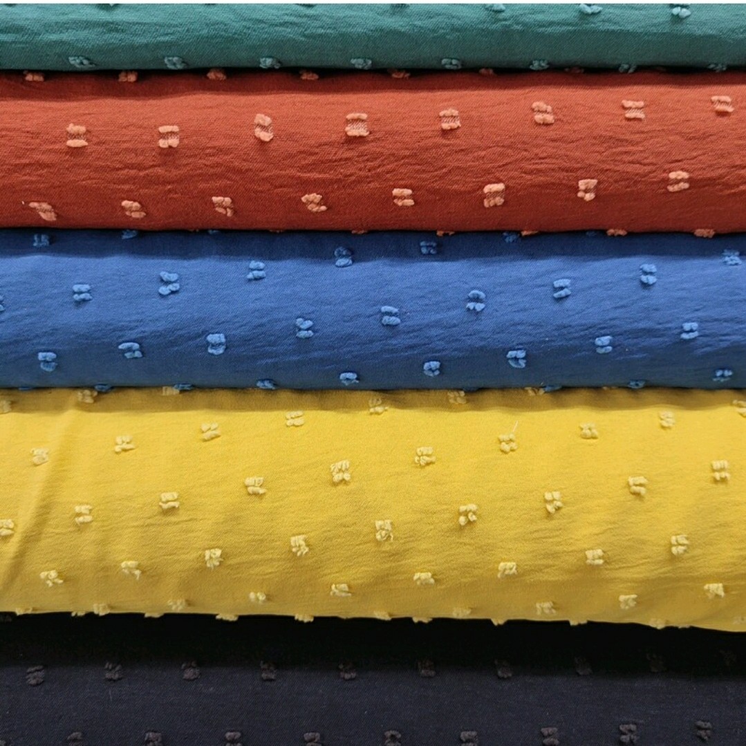 پارچه ابر و بادی خالدار در رنگ بندی متنوع و زیبا بدون پرز شدگی و اتو رفت و رنگ ثابت و دارای مقداری کشسانی 