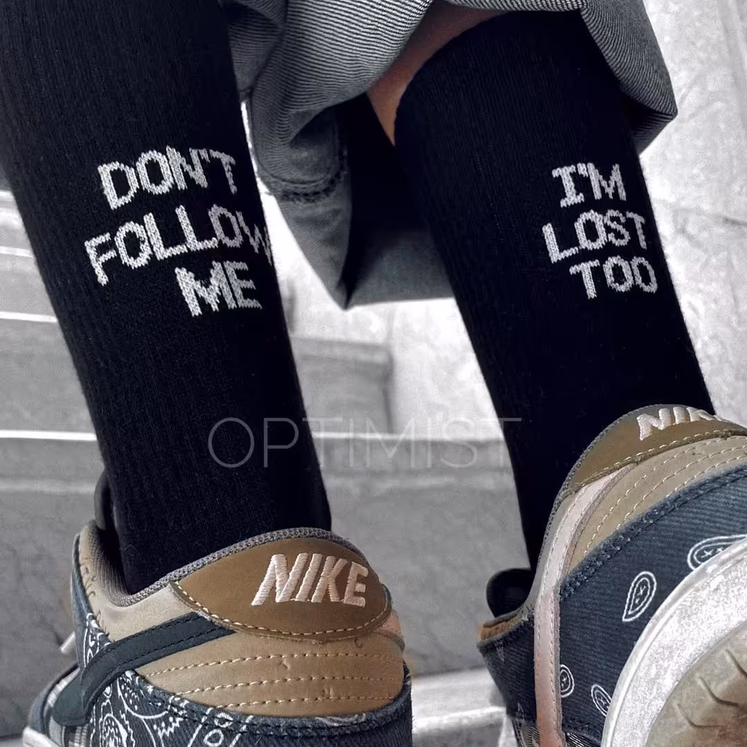 جوراب Dont Follow me I'm Lost Too ساقدار زمینه مشکی اسپرت نخ پنبه