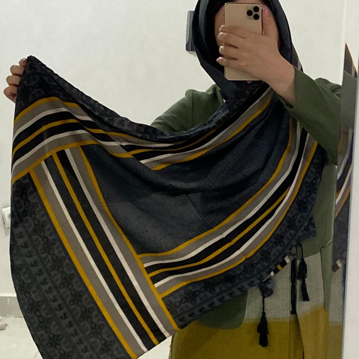 شال چهار فصل دور دوخت منگوله دار حاشیه دار با زمینه طوسی زغالی و حاشیه دار با خطوط منظم رنگی که ست کردن رو خیلی راحت میک