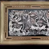 تابلو  قلمزنی مسی طرح شکار با قاب خاتم ترنج گوشه دار چوب گردو دور سایز  60در100 سانتی