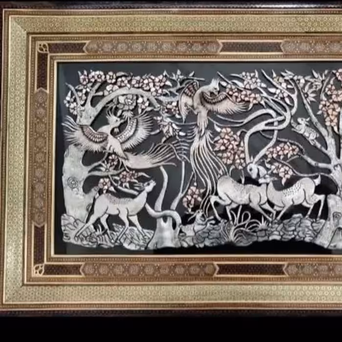 تابلو  قلمزنی مسی طرح شکار با قاب خاتم ترنج گوشه دار چوب گردو دور سایز  60در100 سانتی