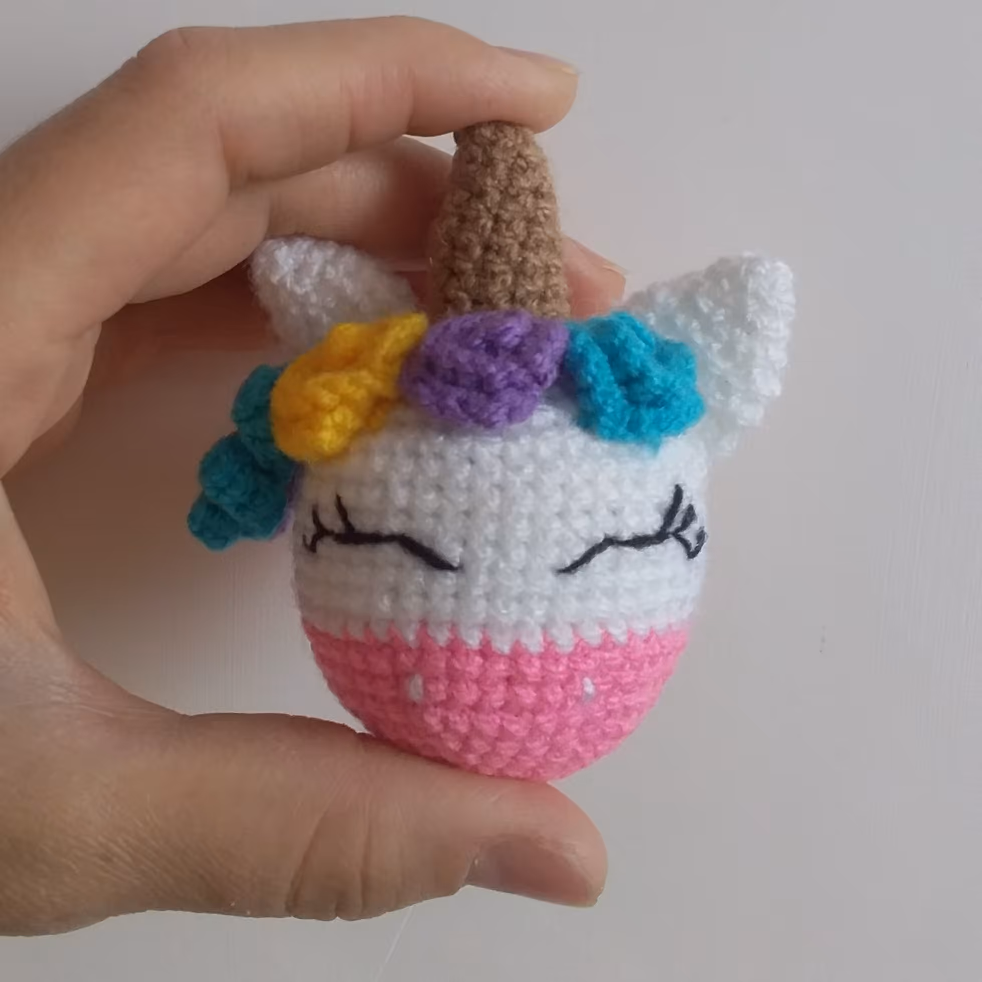 جا کلیدی اسب تک شاخ و گلای رو سرش دوخت شده و محکم فیکس شده