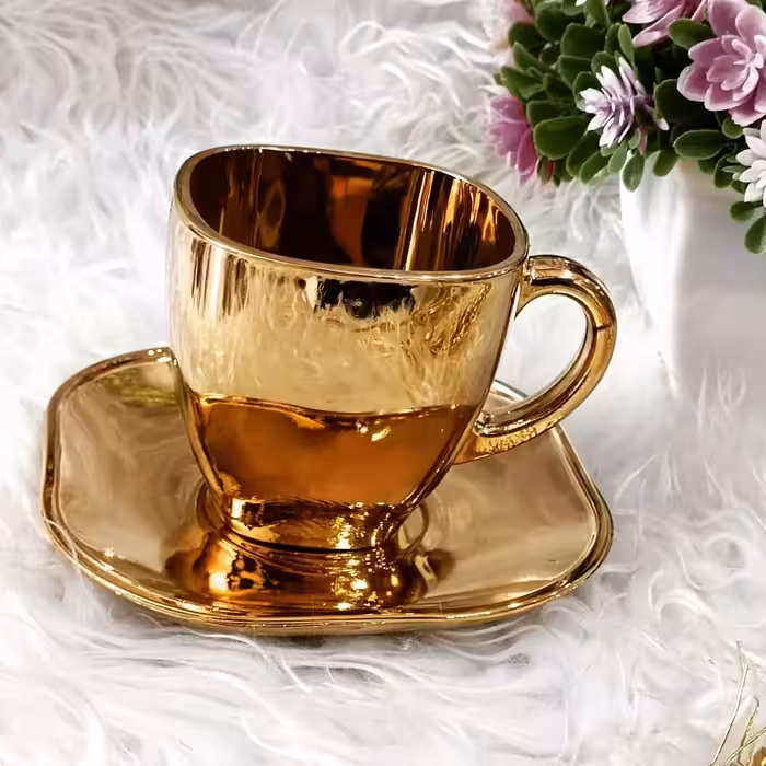 سرویس دوازده پارچه فنجان نعلبکی مربعی شیشه ای با روکش طلایی  شامل شش عدد فنجان و شش عدد نعلبکی 