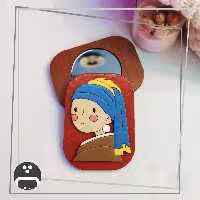 آینه جیبی طرح دختری با گوشواره مروارید پیکسل ساز - جنس چوبی و نقاشی شده - ضدآب - ابعاد شش و نیم در نُه سانت