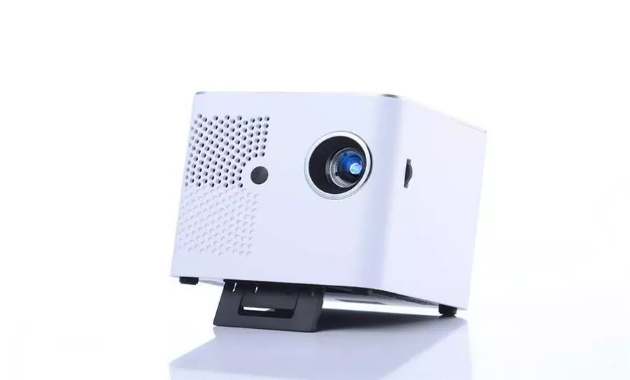 پروژکتور قابل حمل ایپتک مدل MobileCinema i400