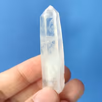 منشور کوارتز کریستال کوارتز بدون تراش و دخالت دست انسان صد در صد طبیعی معدنی یک محافظ قوی و مناسب برای مدیتیشن کد RQ26 