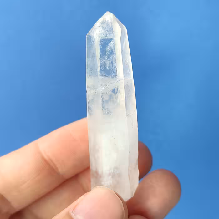 منشور کوارتز کریستال کوارتز بدون تراش و دخالت دست انسان صد در صد طبیعی معدنی یک محافظ قوی و مناسب برای مدیتیشن کد RQ26 