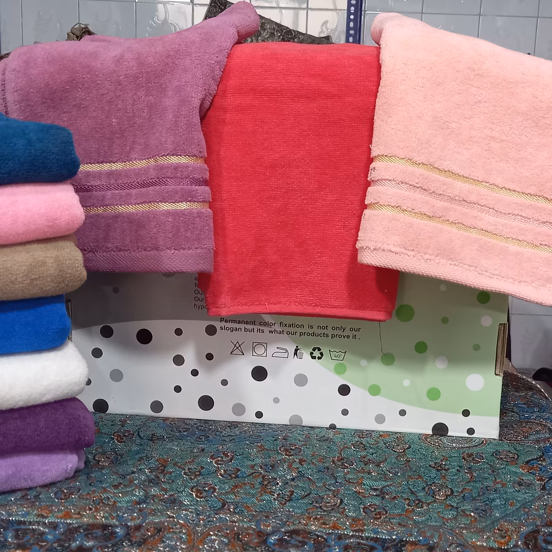 حوله دست و صورت  خطی کنار حاشیه طلایی 