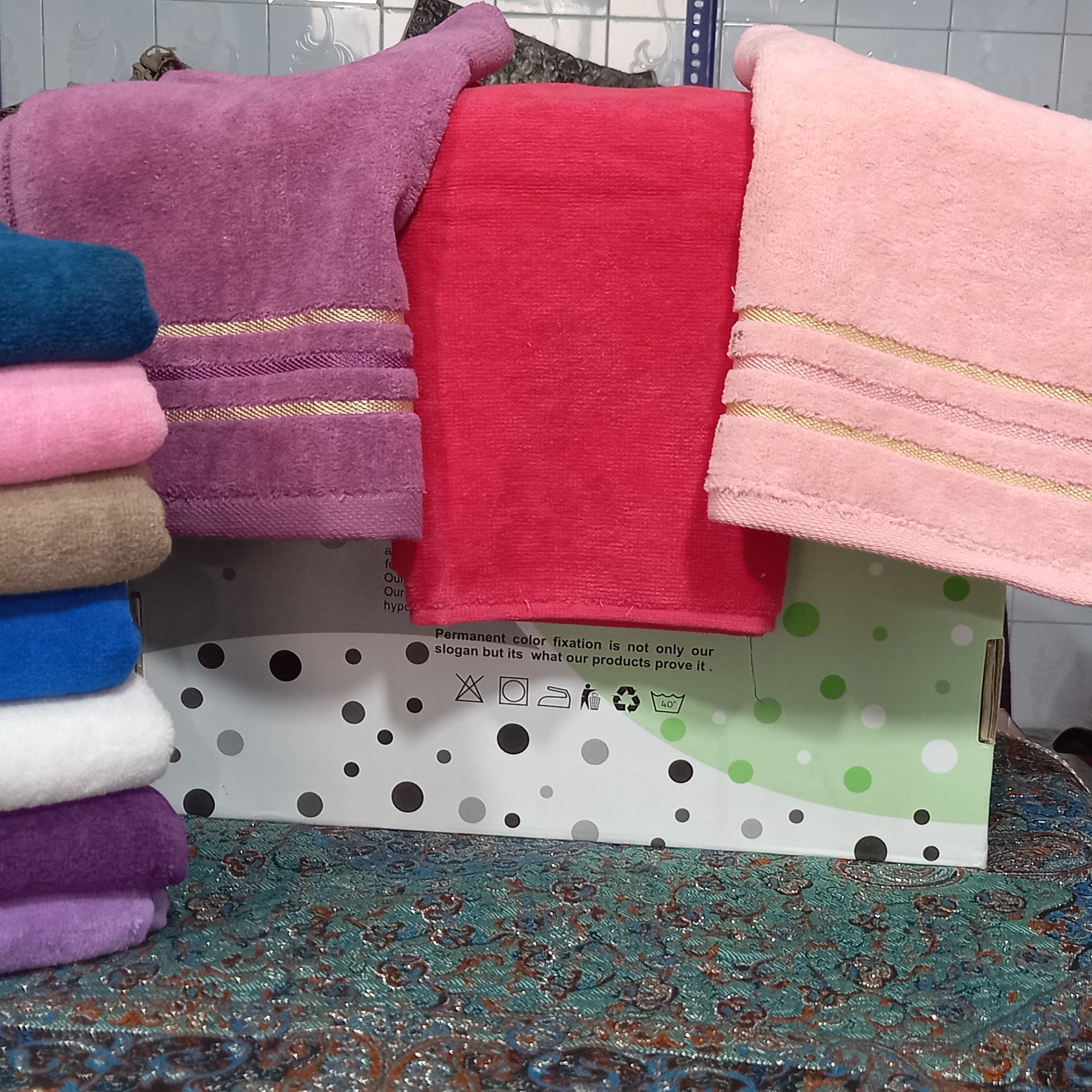 حوله دست و صورت  خطی کنار حاشیه طلایی 