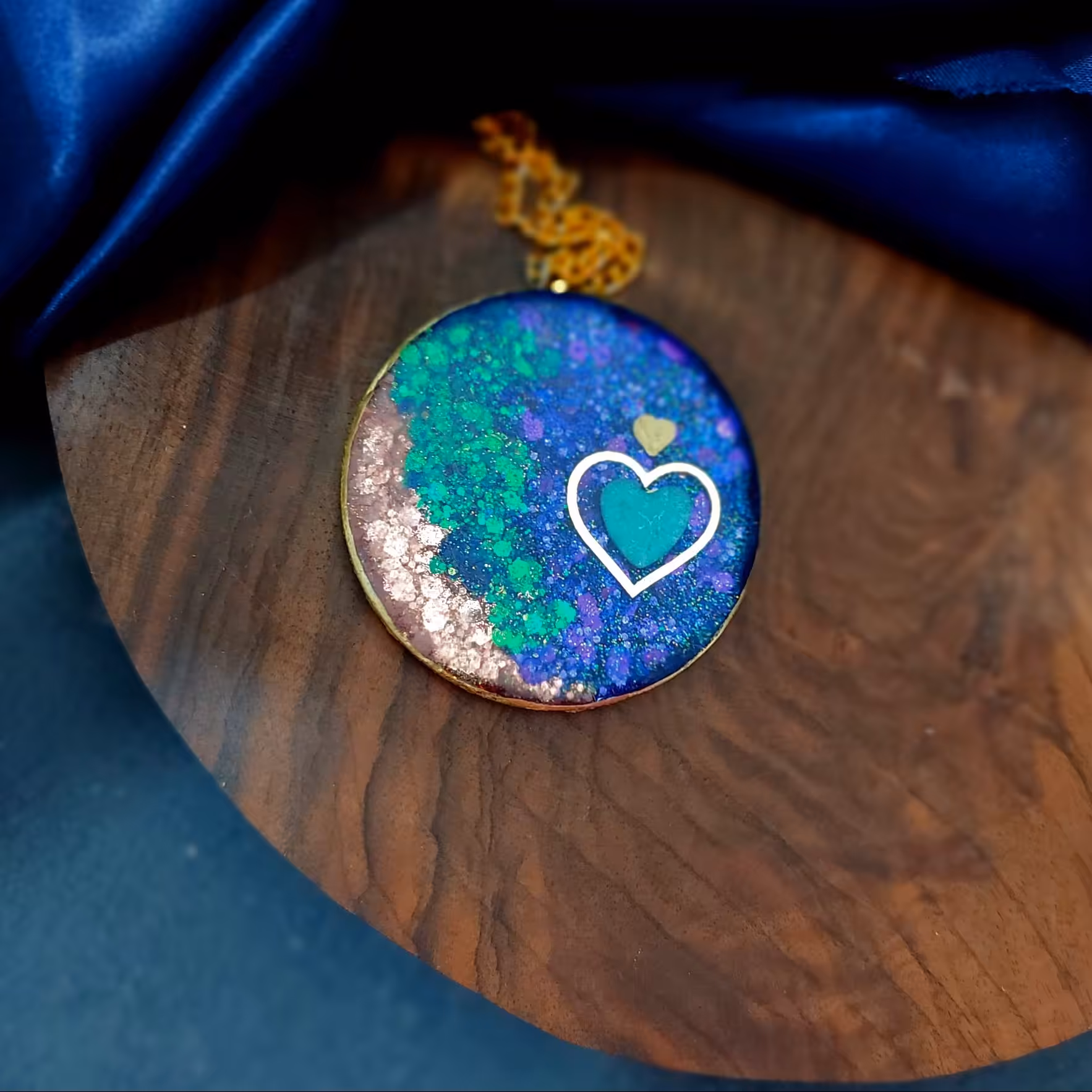 آویز ماشین تمام رزین اکلیلی طرح قلب با زنجیر طلایی