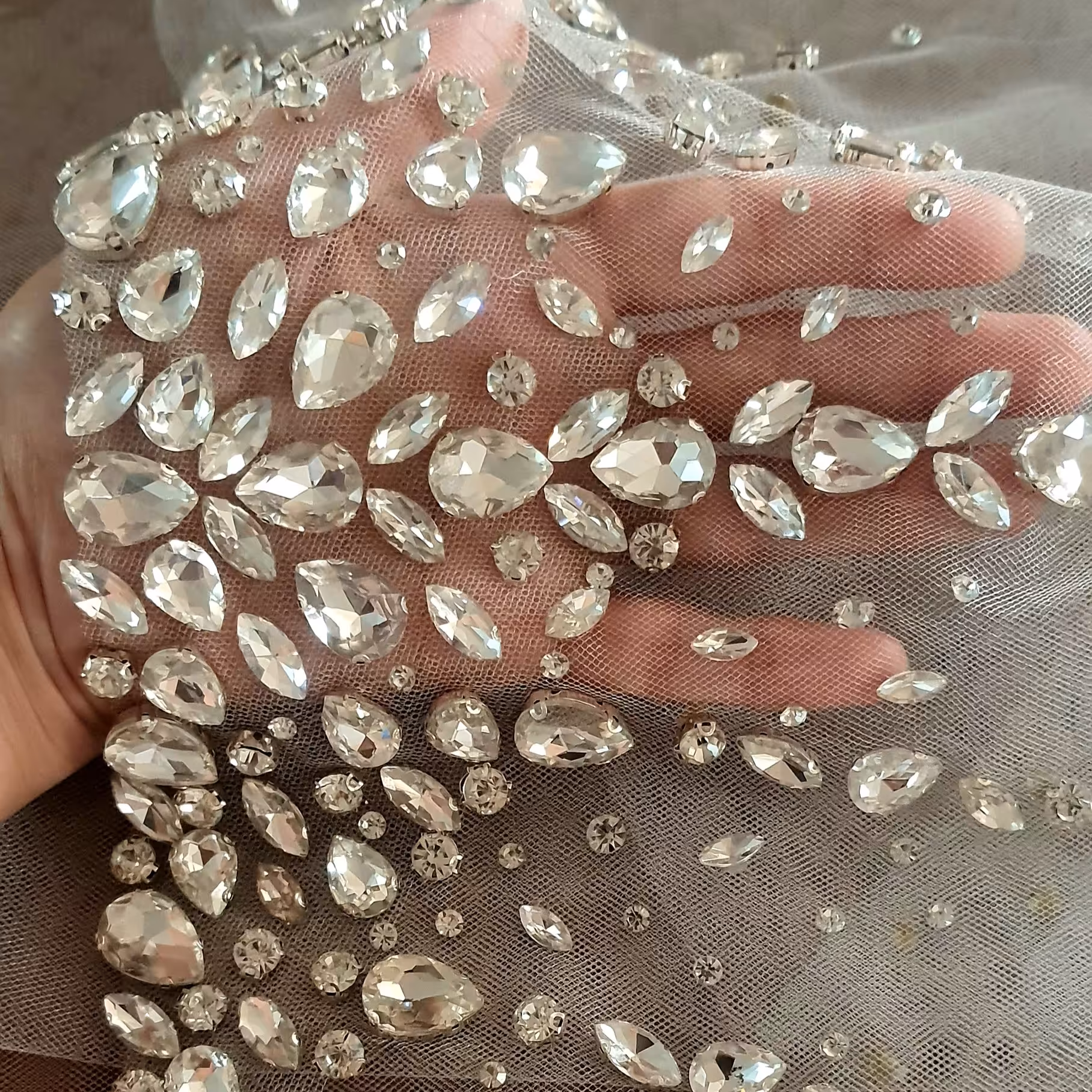 تور عربی پرکار و زیبای عروس تمام سنگ که سنگها همه پایه دار و دوخته شده هستن.قد تور یک و نیم متر میباشد .