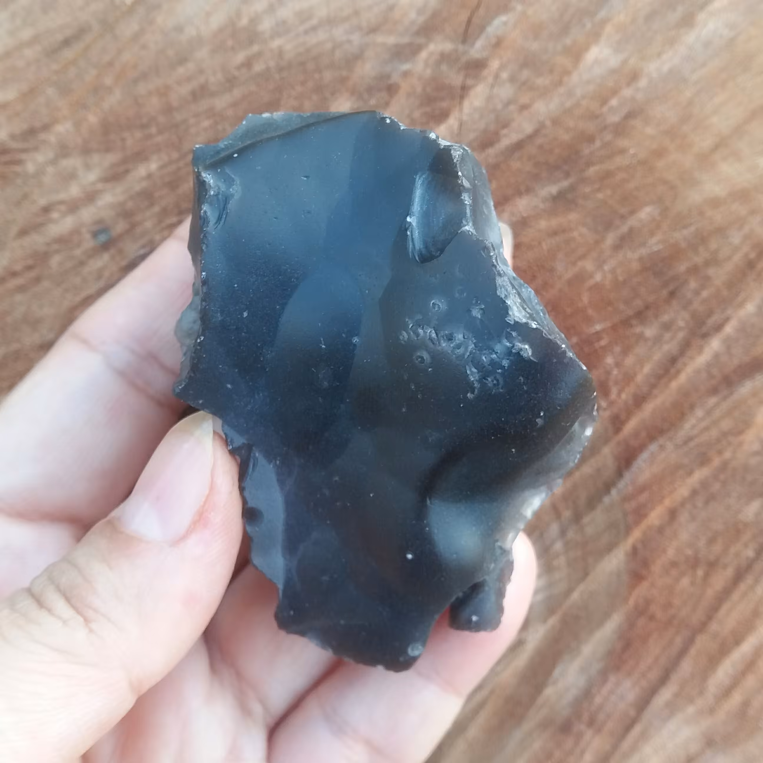 سنگ عقیق اصل تاولی تیره فوق کلکسیونی با خواص بسیار  و کمیاب برای سنگدرمانی و دکور منزل و مغازه 6 سانت طول سنگ