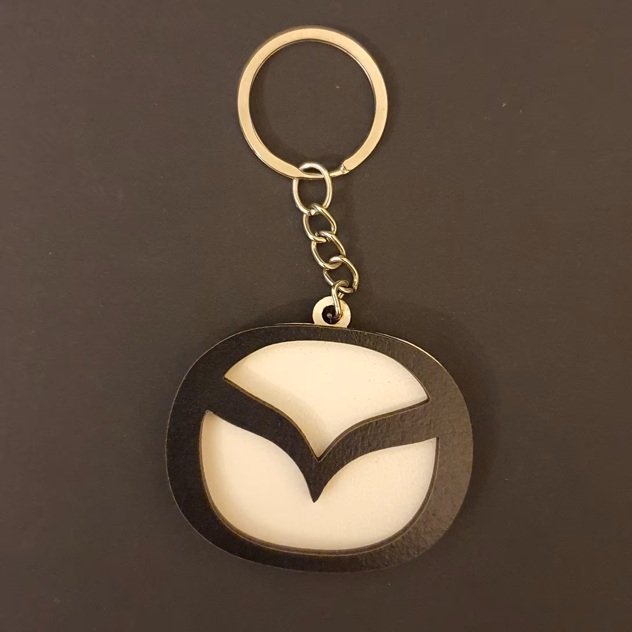 جاکلیدی با طرح لوگو ماشین جنس چوبی رنگ سیاه و سفید 