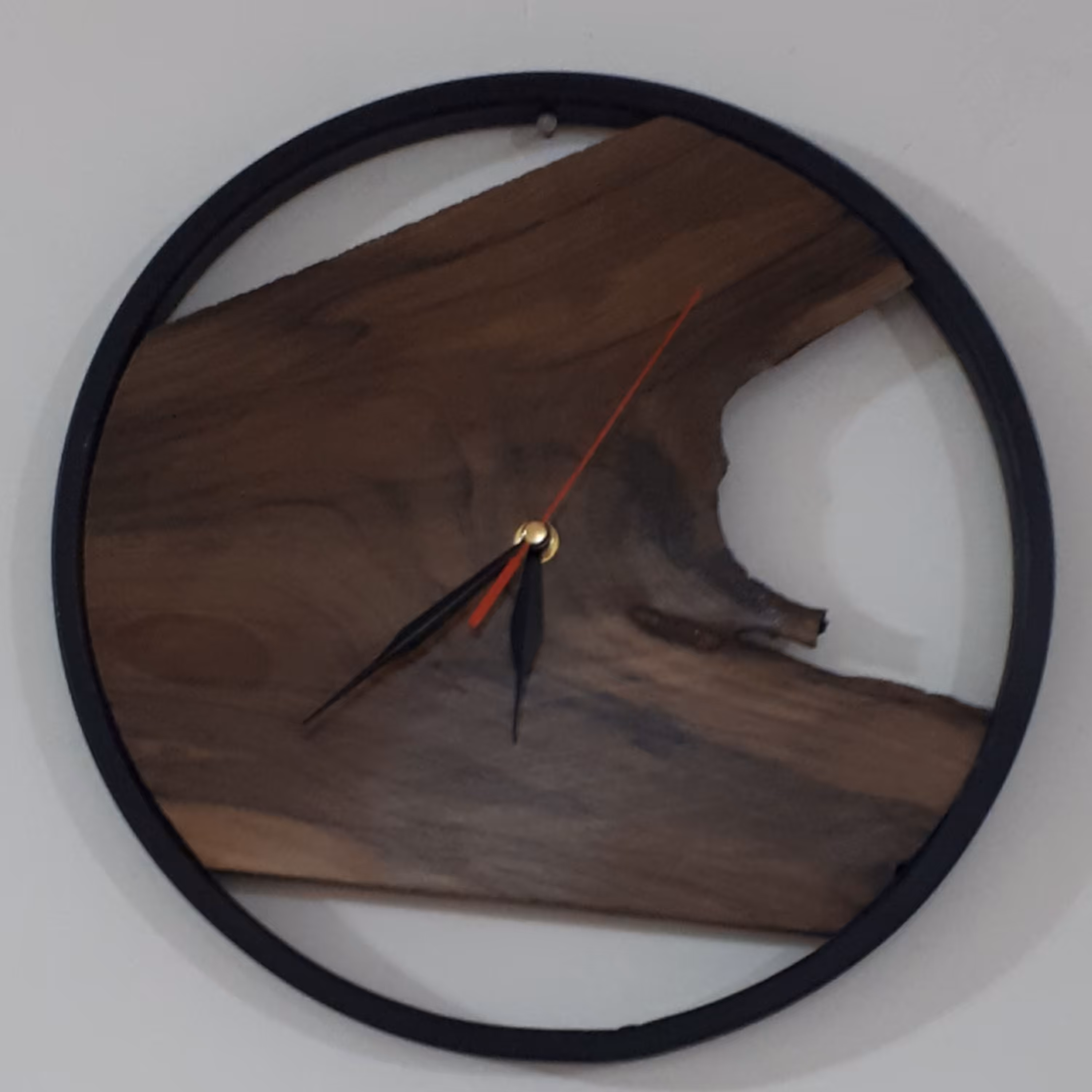 ساعت طرح روستیک چوبی قطر 35 سانت (چوب گردو) 