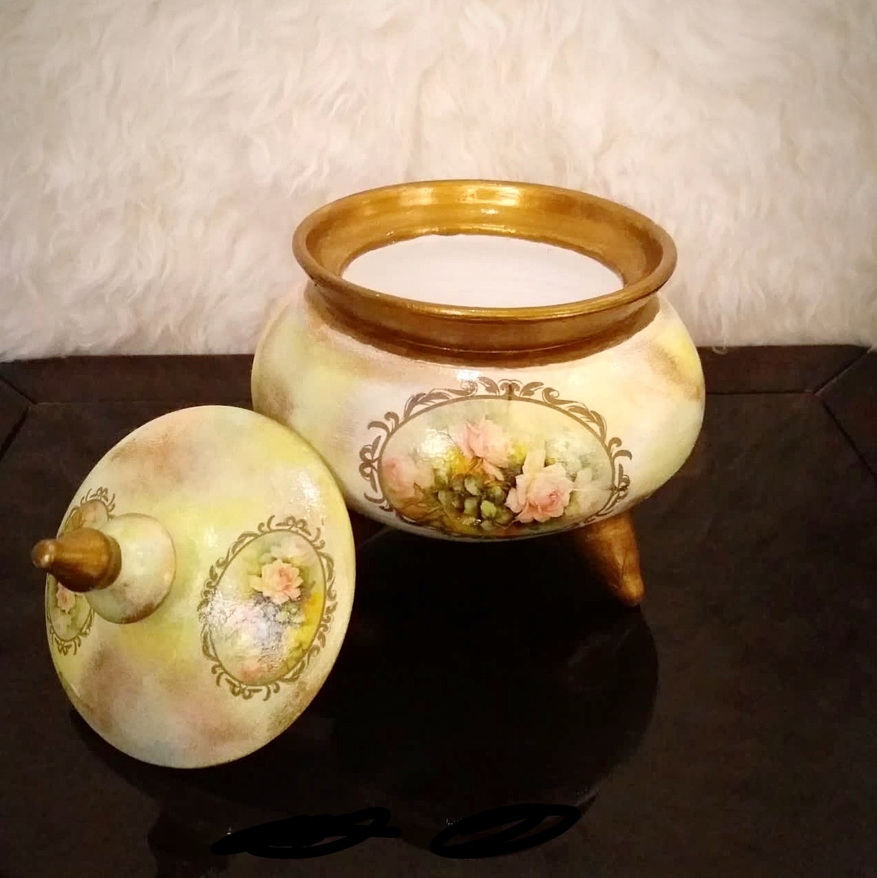 شکلات خوری سفالی سه پایه در دار