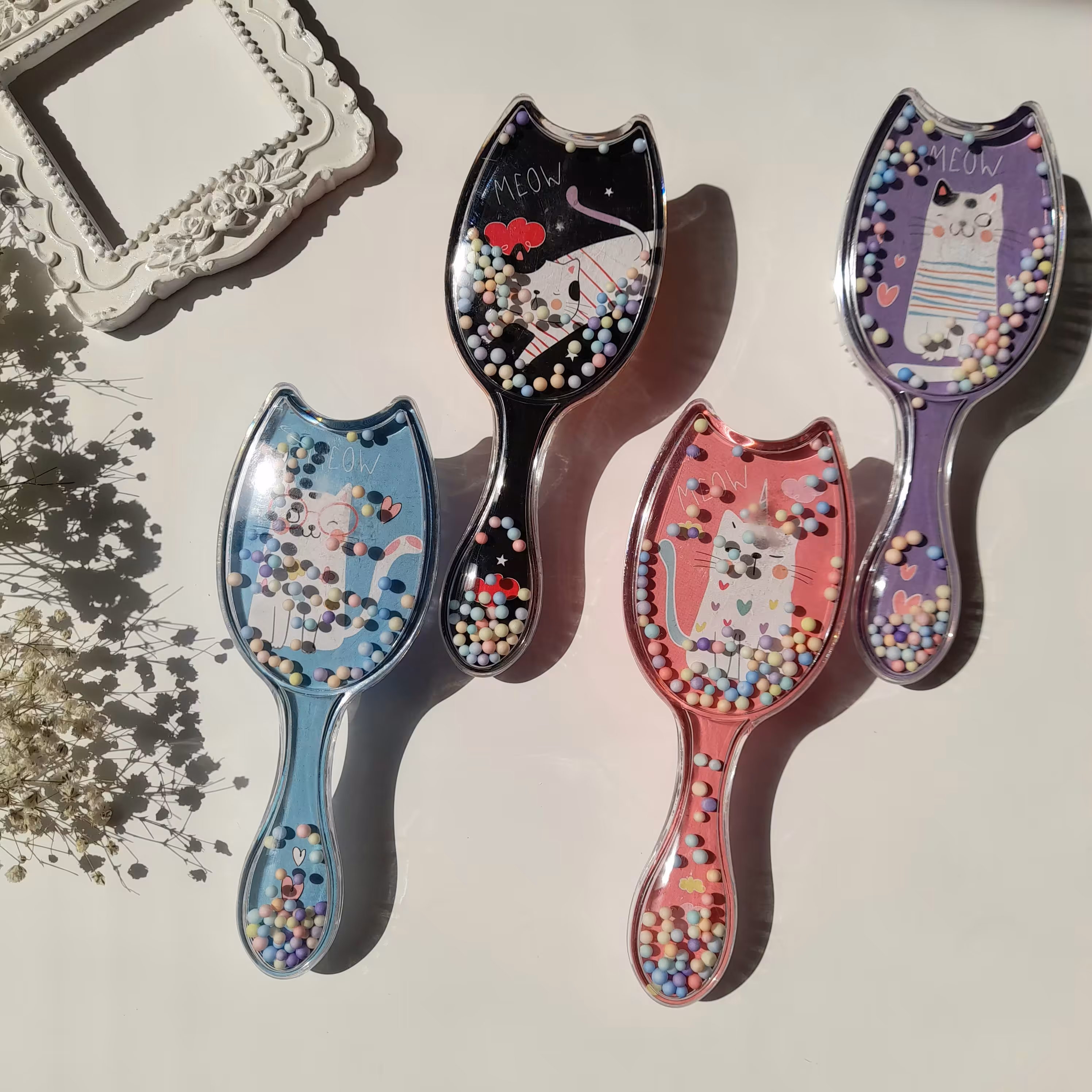 برس ،برس آکواریومی طرح گربه   ،با دندونه های سیلیکونی ،اصلا سر رو اذیت نمیکنه و قابل استفاده از نوزادی، پسرونه و دخترونه