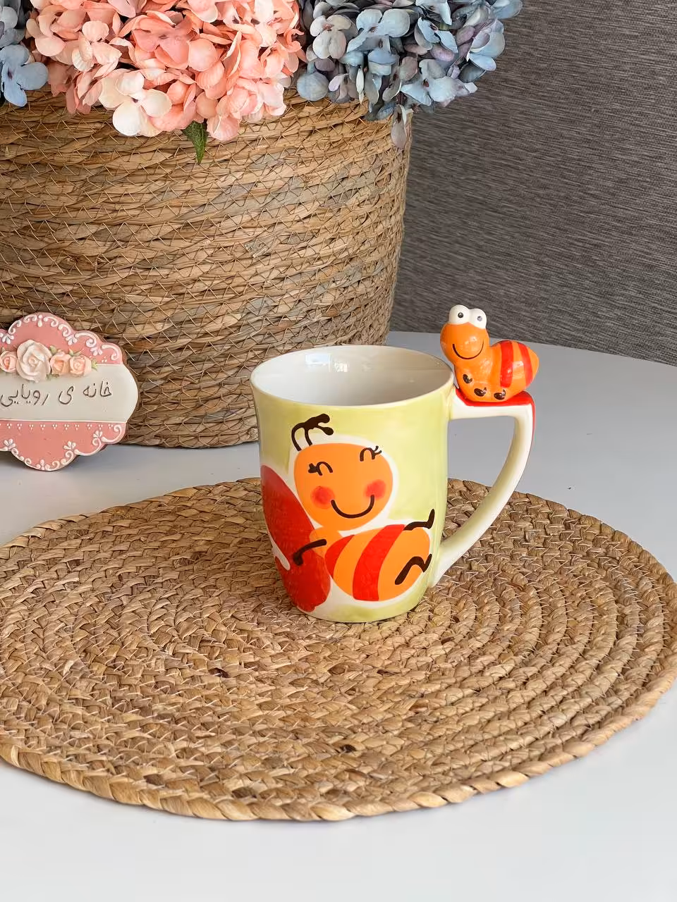 ماگ سرامیکی دست ساز تایلندی – طرح زنبور نارنجی و سیب