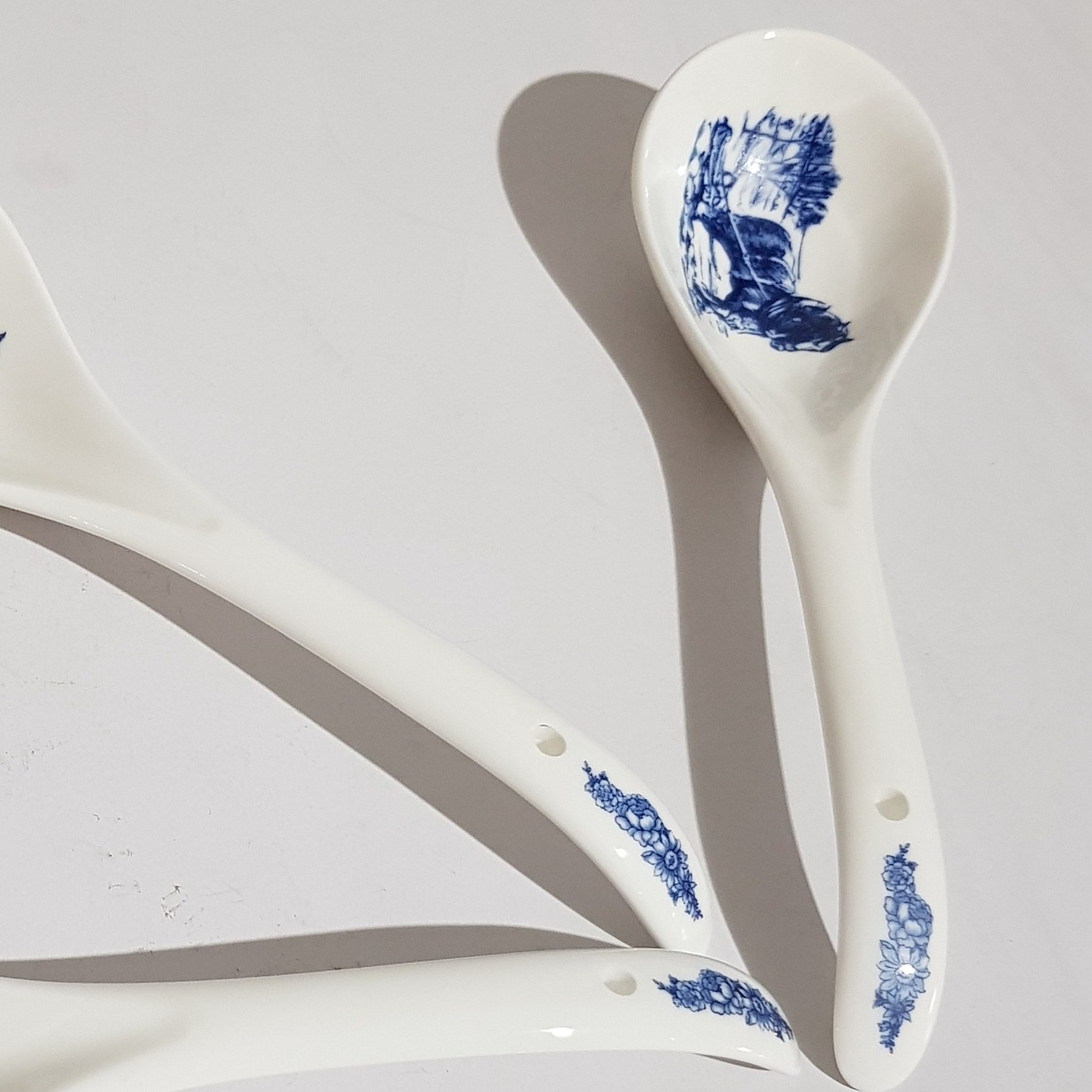  قاشق  طرح دهکده و اسب قلم ابی  مناسب آجیل و یا سالاد ارسال رایگان 