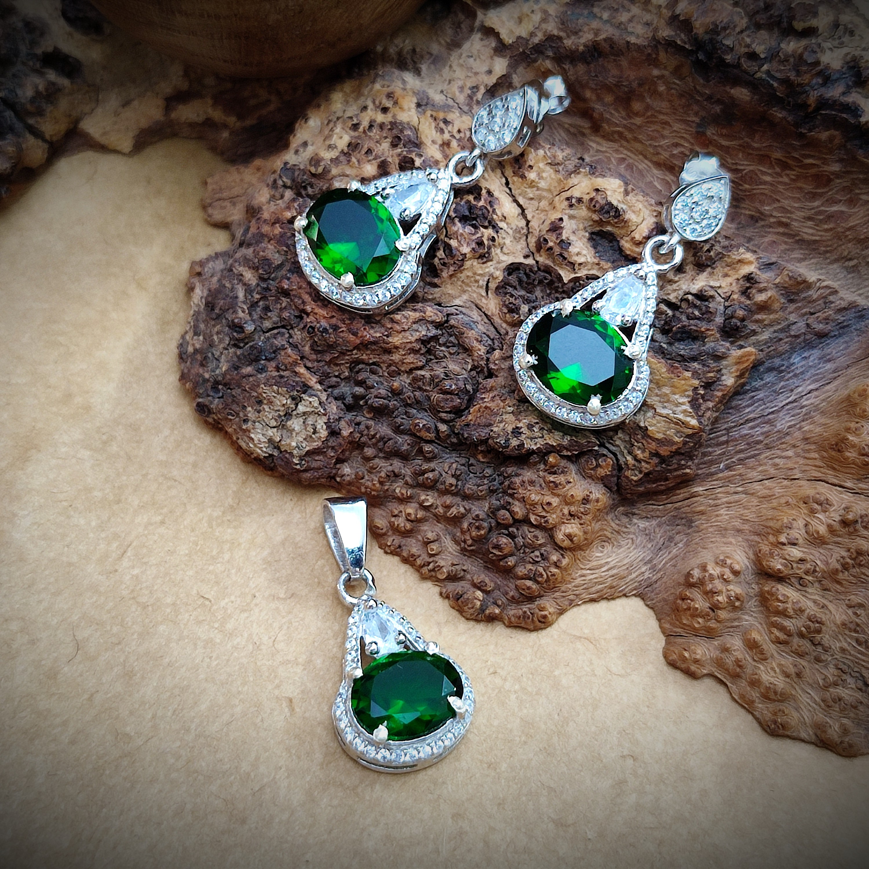 نیم ست نقره زنانه با نگین زمرد 