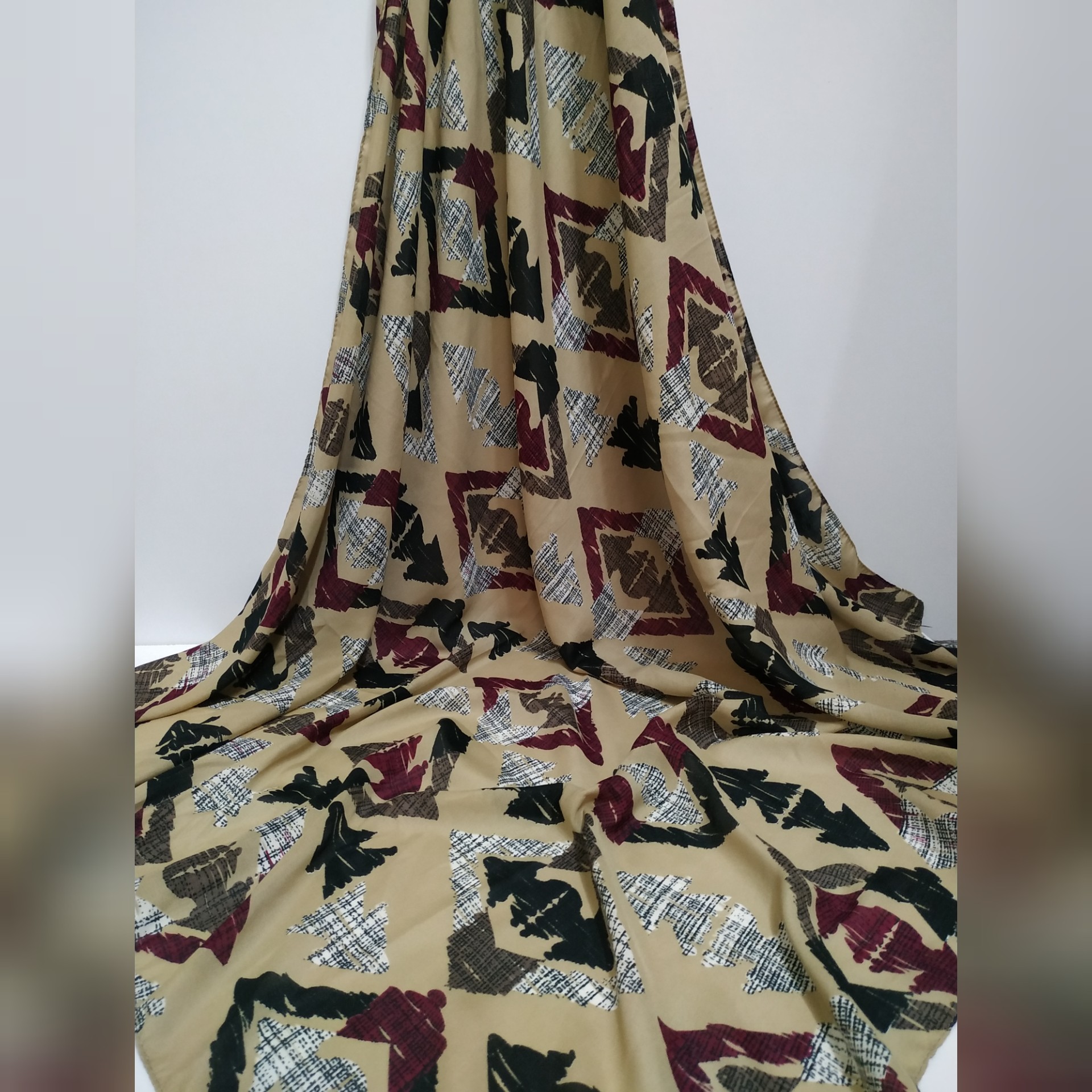 روسری روشن کرم نسکافه ای زرشکی نخی