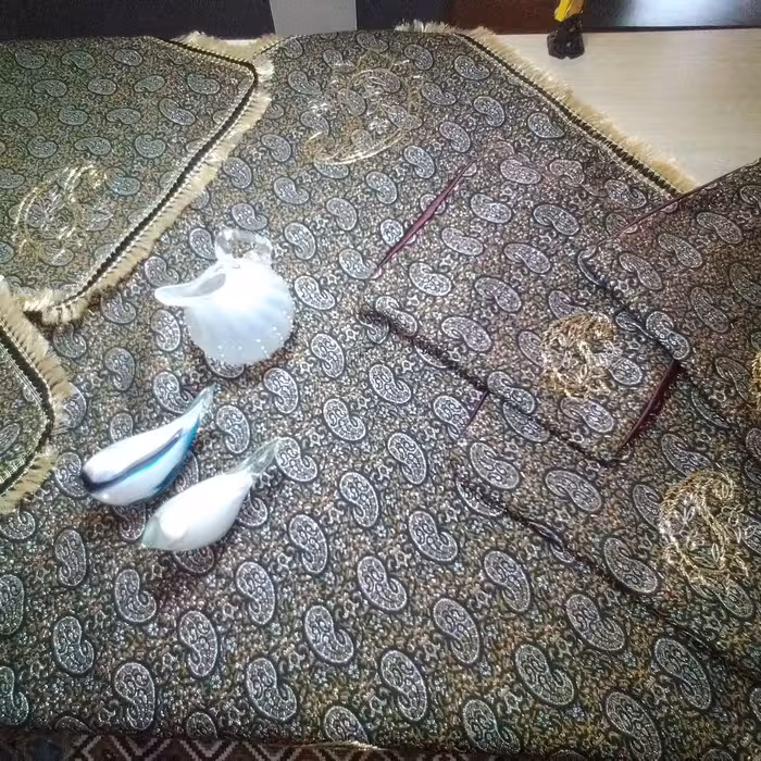 رومیزی ترمه سرمه دوزی شده.آستر کشی و ریشه دوزی شده.