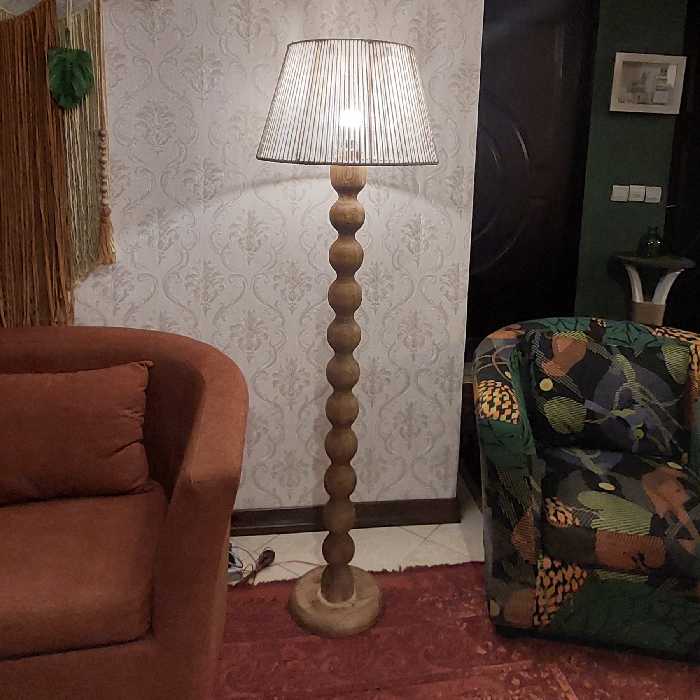 آباژور پایه بلند کنار سالنی