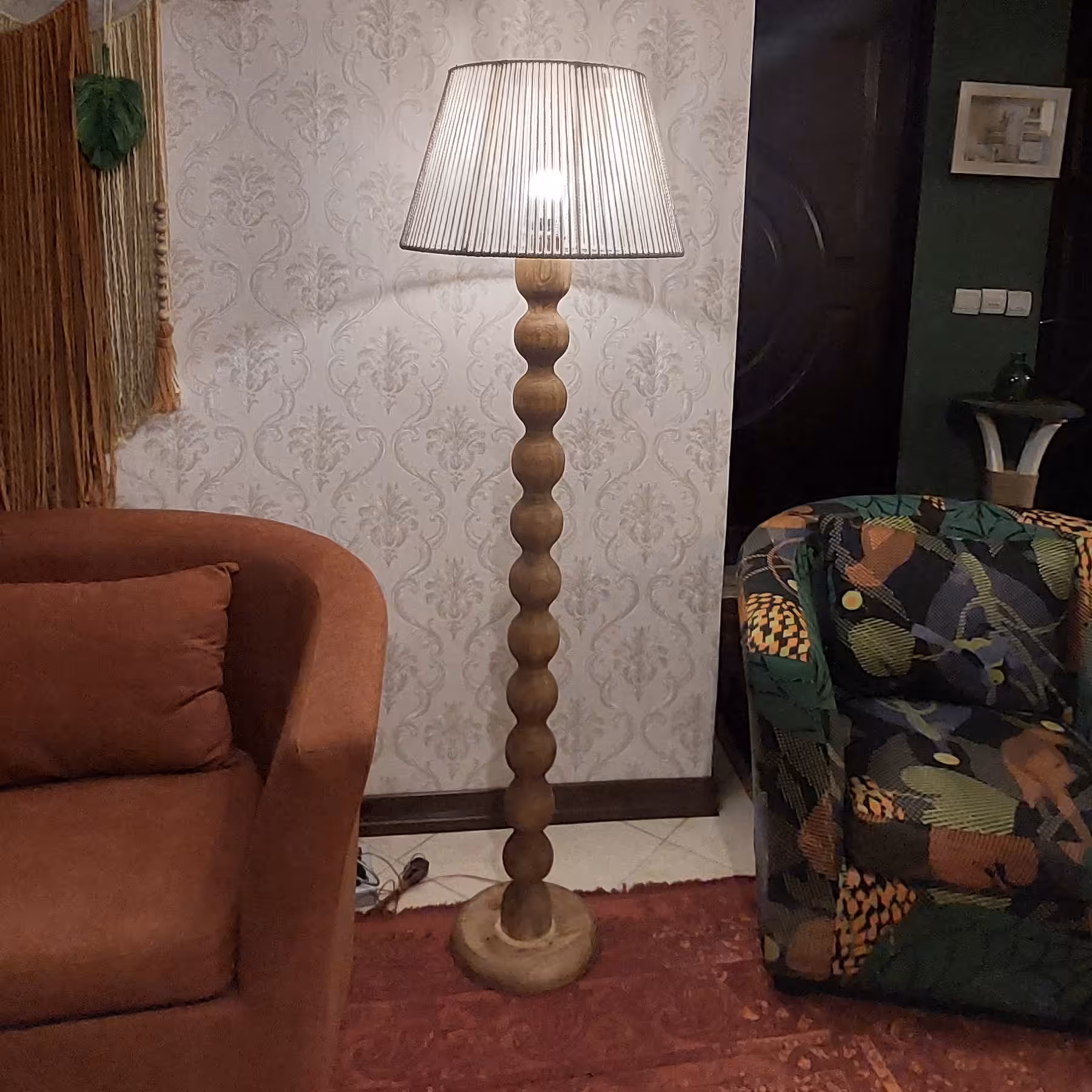 آباژور پایه بلند کنار سالنی