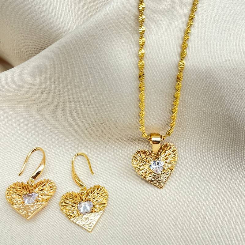 نیم ست  نگین دار زنانه طرح قلب نگین دار   نگین سفید و صورتی با زنجیر 