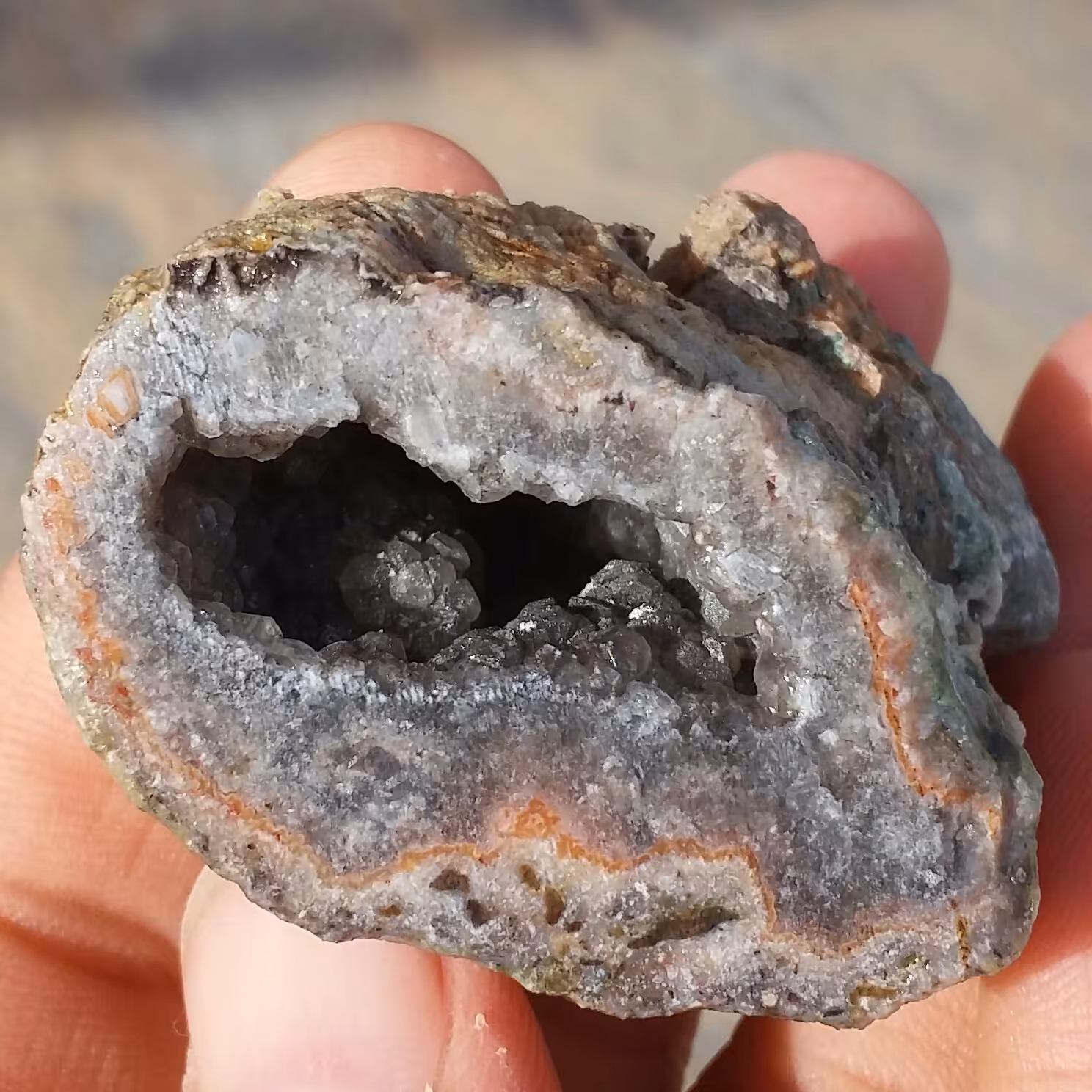 اسلایس سنگ راف کلکسیونی توپی توخالی پر بلور  محشر 100 در 100 طبیعی شاهکار خلقت
کد 9133