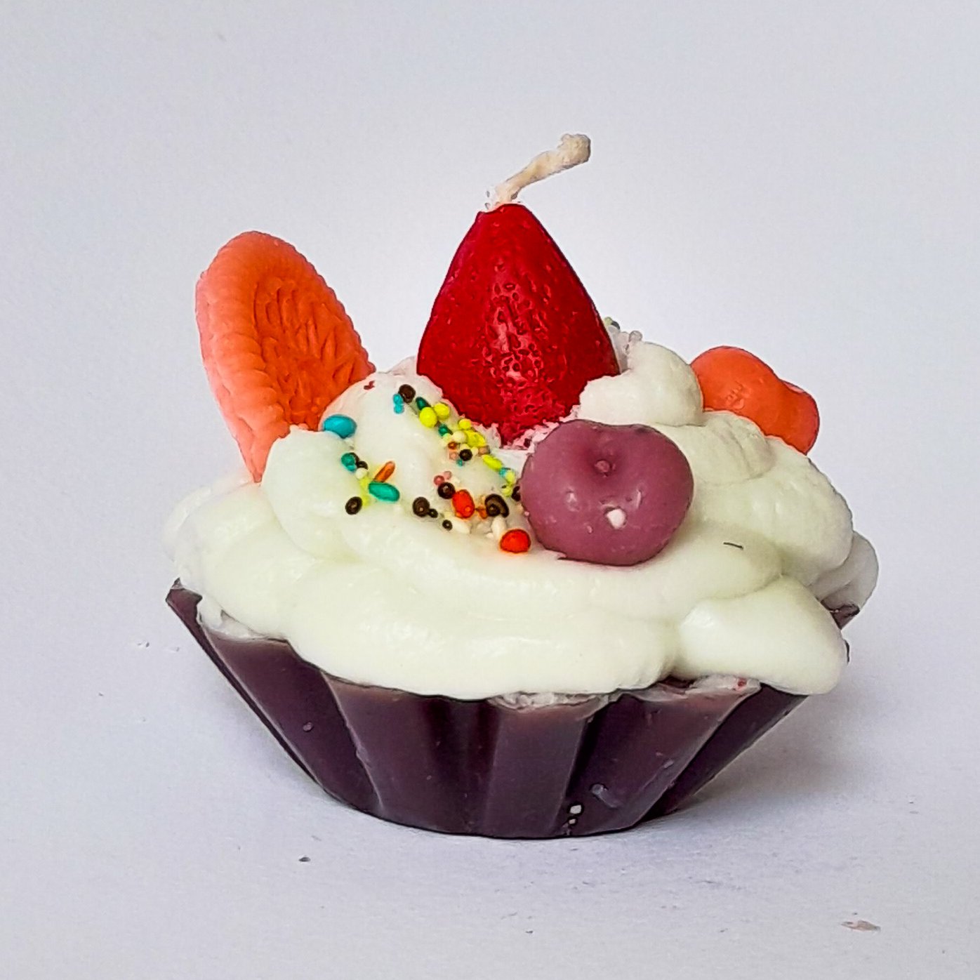 شمع  تزئینی دستساز مدل کاپ کیکی گالری زیبا(تزئین شده با ترافل و توت فرنگی و بیسکوئیت)