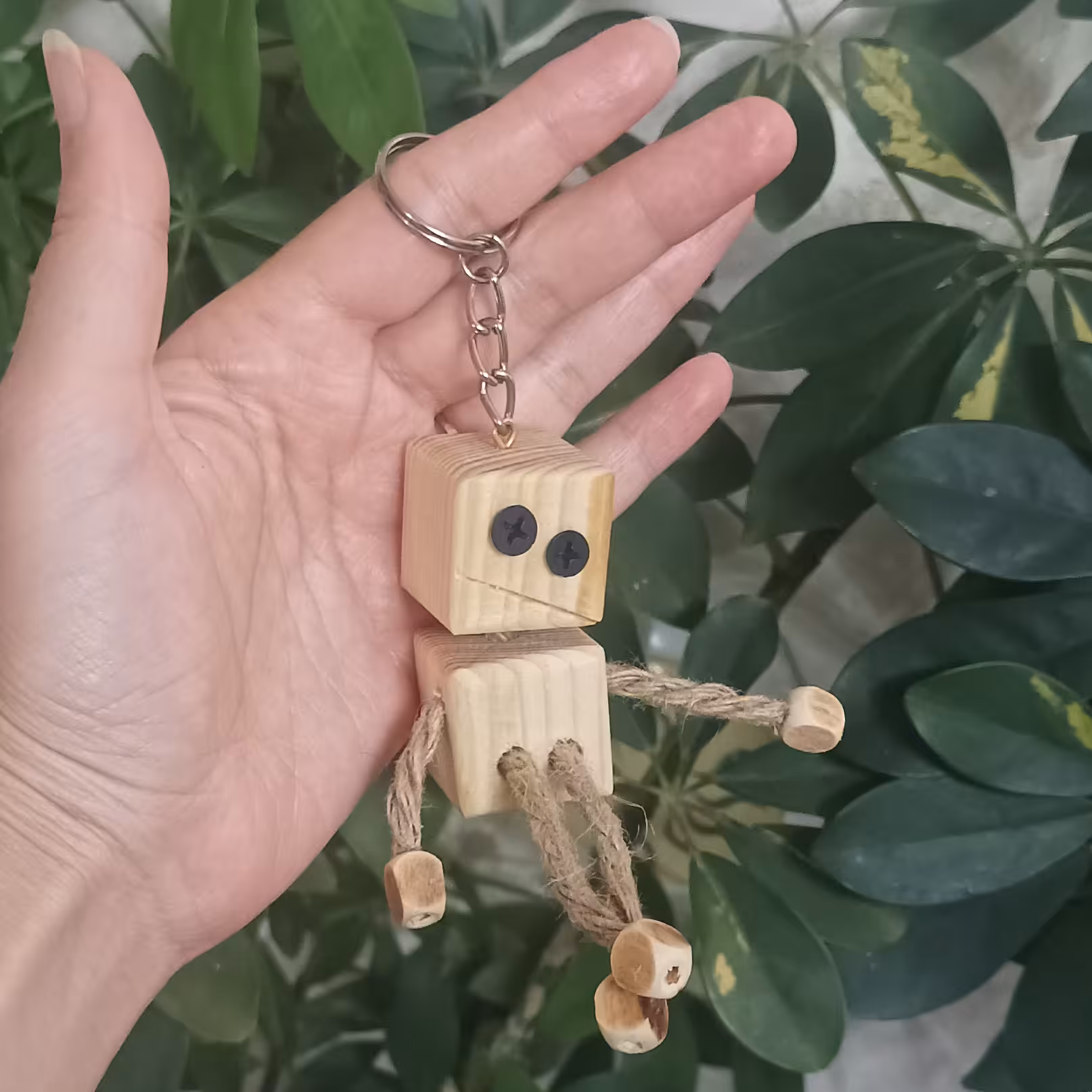 پاسویچی آدمکی چوبی ساخته شده از چوب روس حدودا  9 سانتی متر