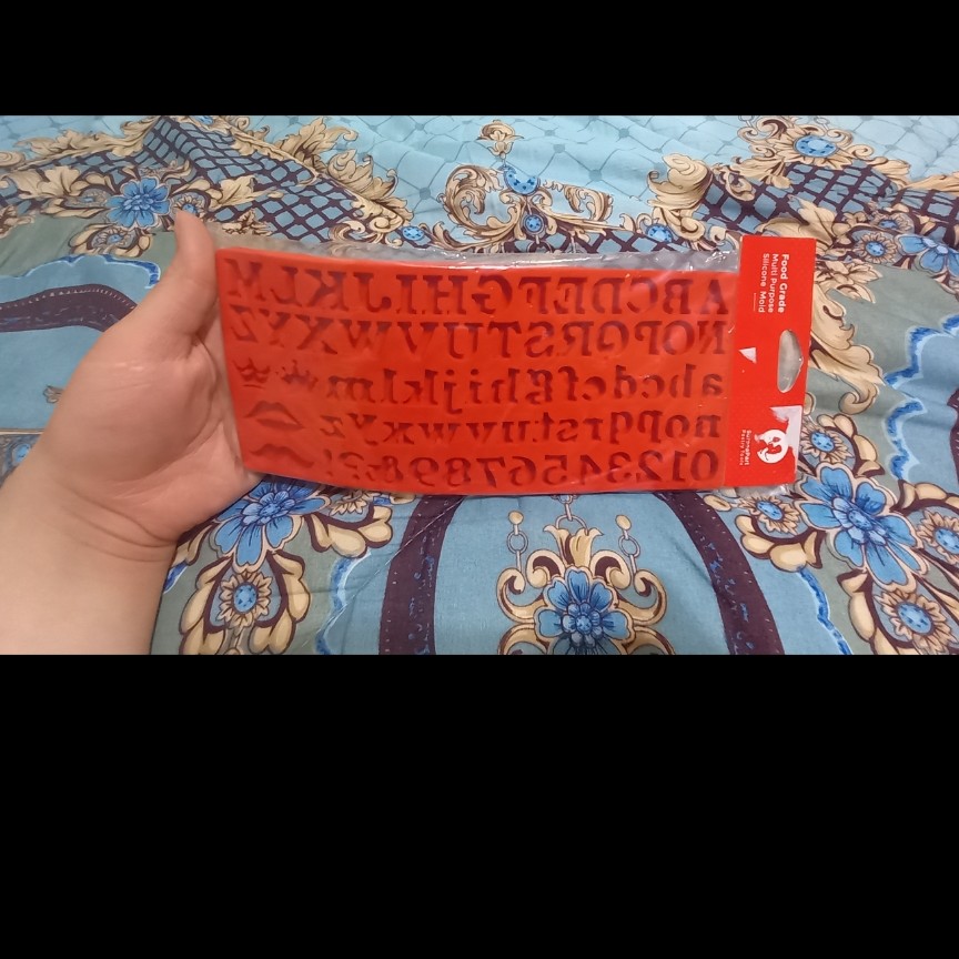 مولد حروف انگلیسی با لب و سیبیل