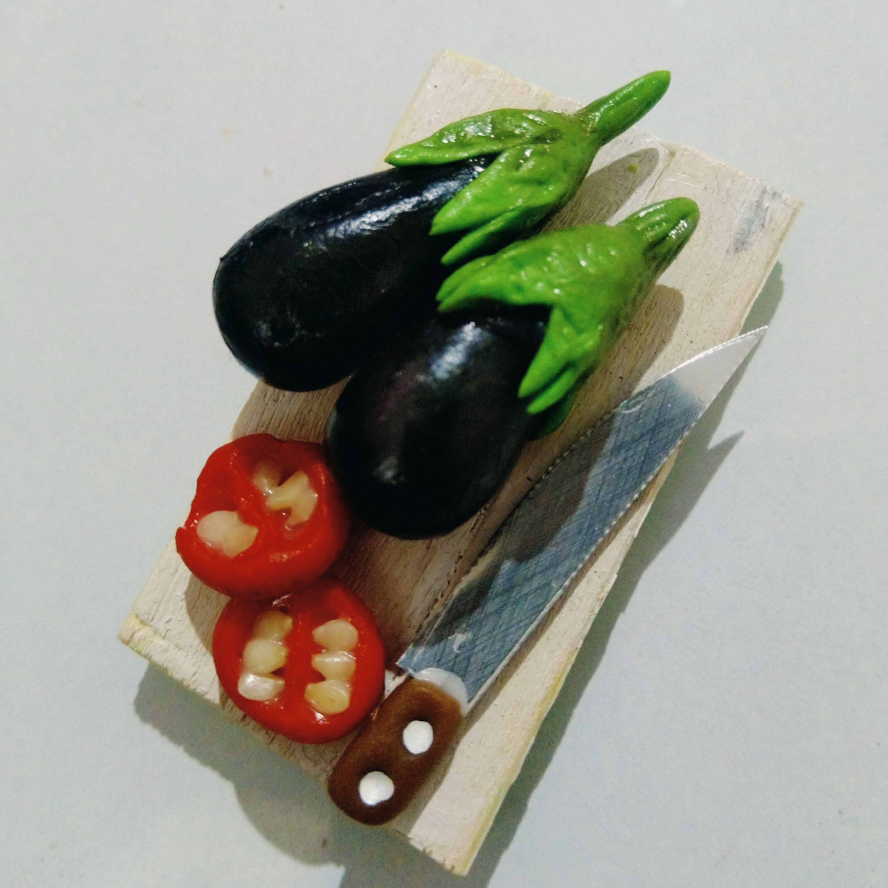 مگنت بادمجان و برش گوجه به همراه چاقوی مینیاتوری مناسب تزیین درب یخچال و کابینت خونه شما