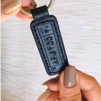 جاکلیدی طرح پلاک ماشین چرم طبیعی دست دوز 