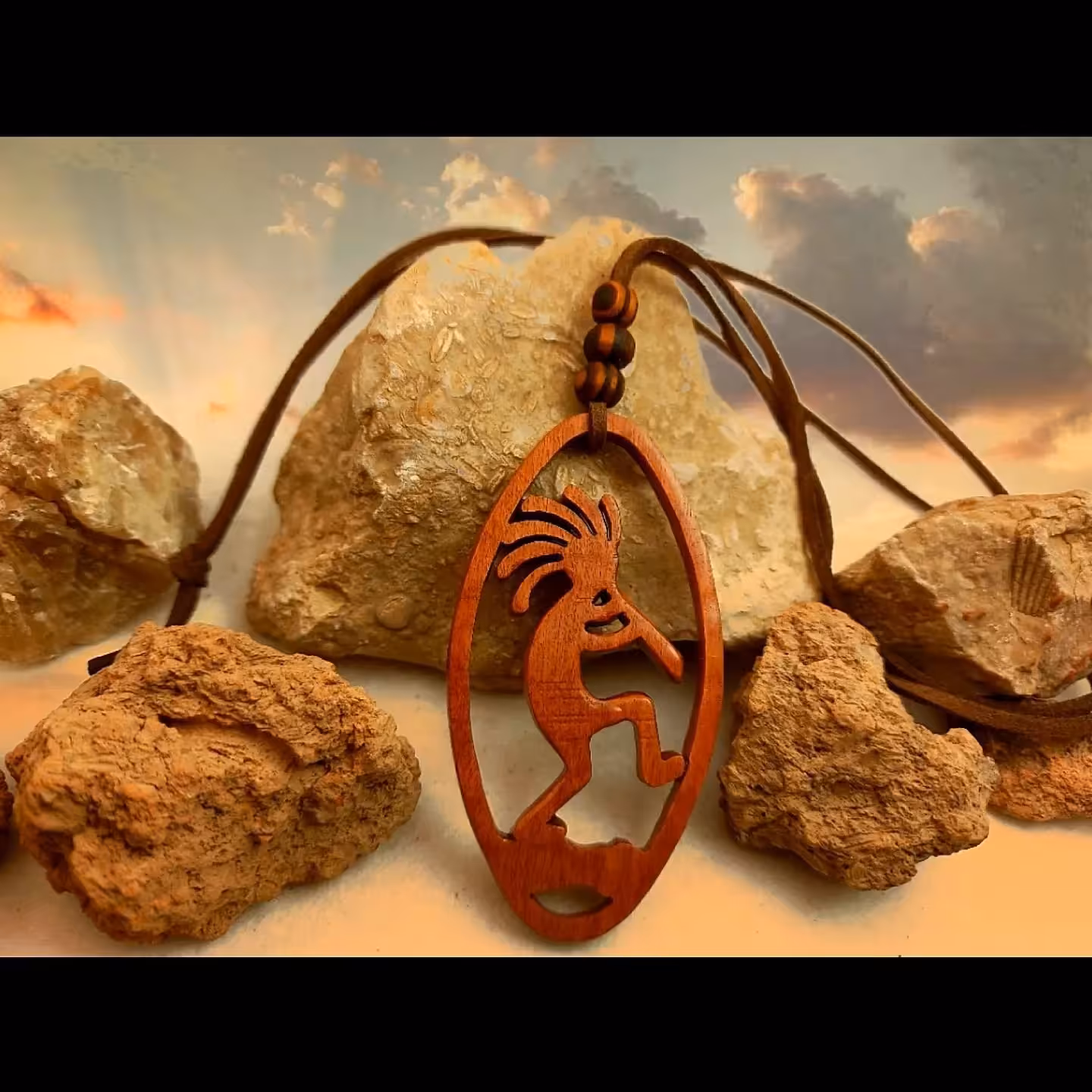 گردن آویز چوبی طرح کوکوپلی