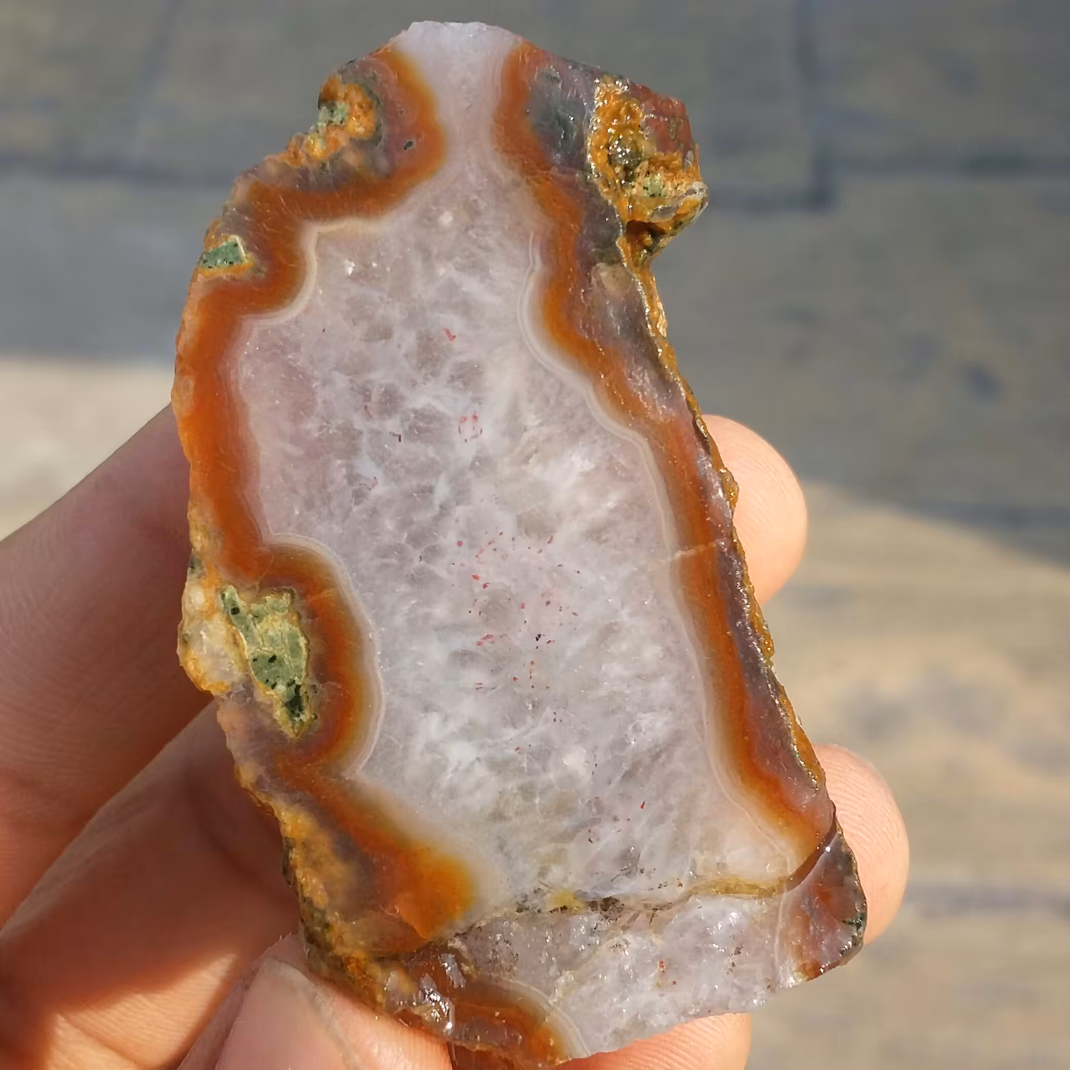 اسلایس سنگ راف عقیق ژئود شن دار حاشیه سلیمانی رنگی بینظیر شاهکار خلقت کاملا طبیعی
با قابلیت ساخت چند نگین محشر
 کد 8884