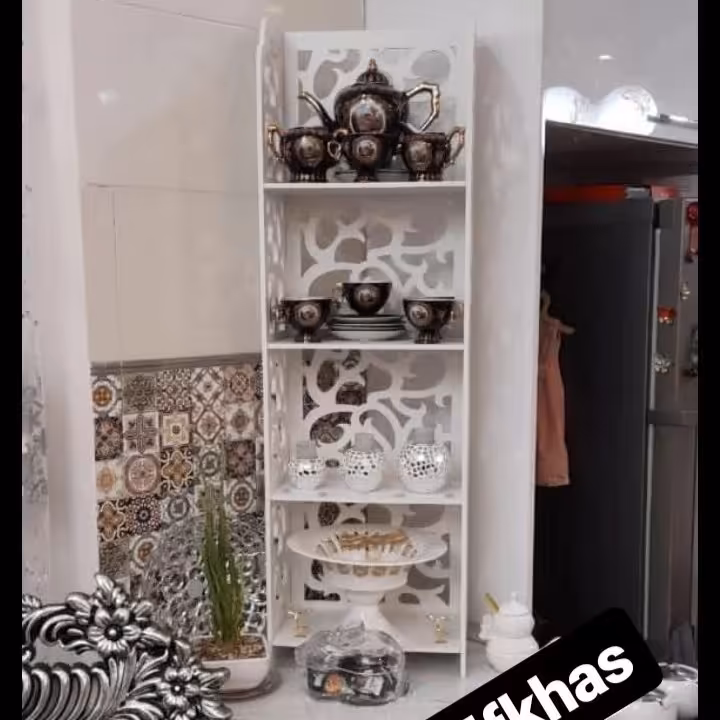 استند کنار سالنی