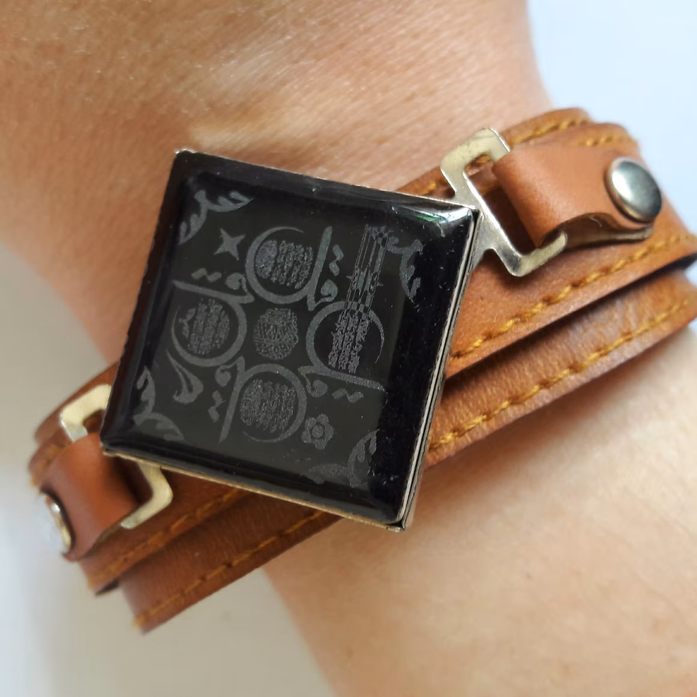 دستبند چرمی حک 4قل بسیار زیبا و راحت