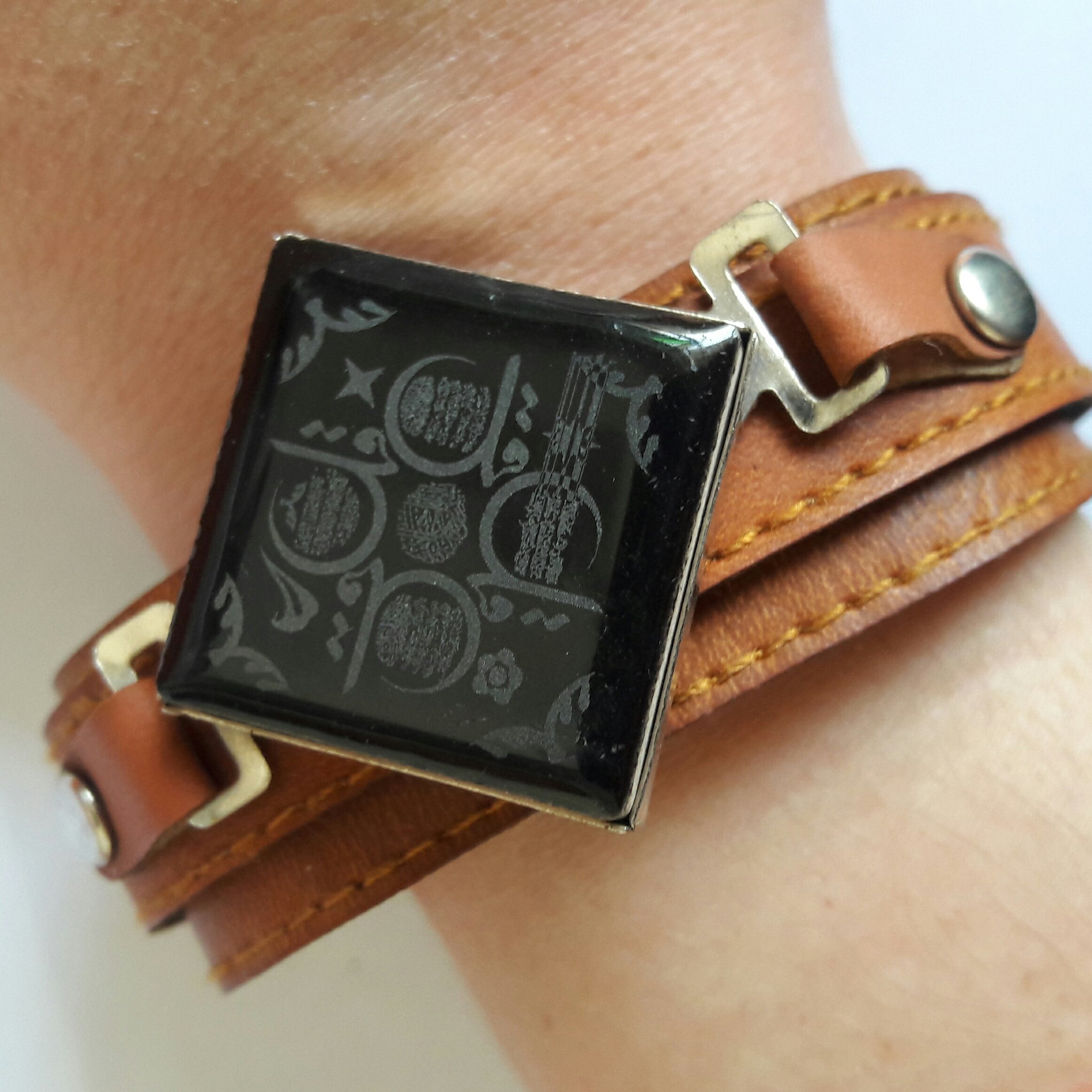 دستبند چرمی حک 4قل بسیار زیبا و راحت