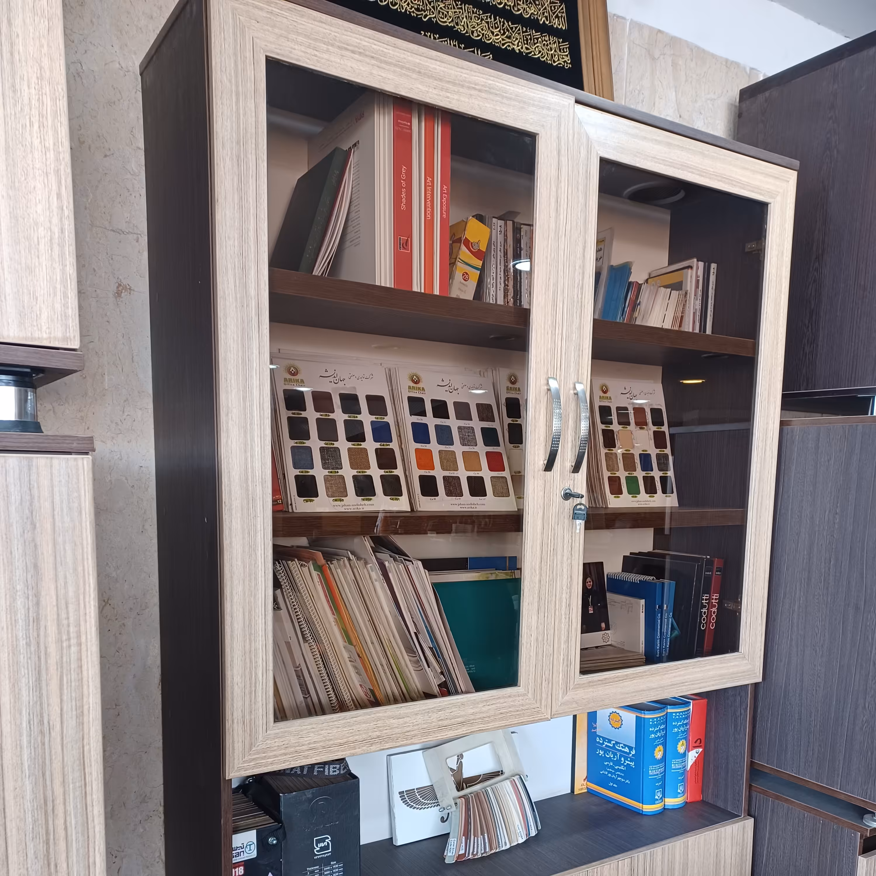 کتابخانه تمام ام دی اف  و شیشه دو طبقه  ارسال با باربری و هزینه ارسال بصورت پس کرایه به عهده مشتری میباشد 