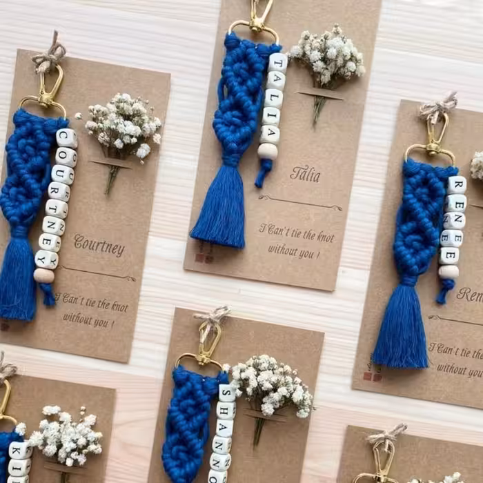 گیفت هدیه و جاسویچی و اویز ماشین مکرومه برای گیفت تولد و نامزدی مناسب هس..و حداقل سفارش عمده از ده عدد