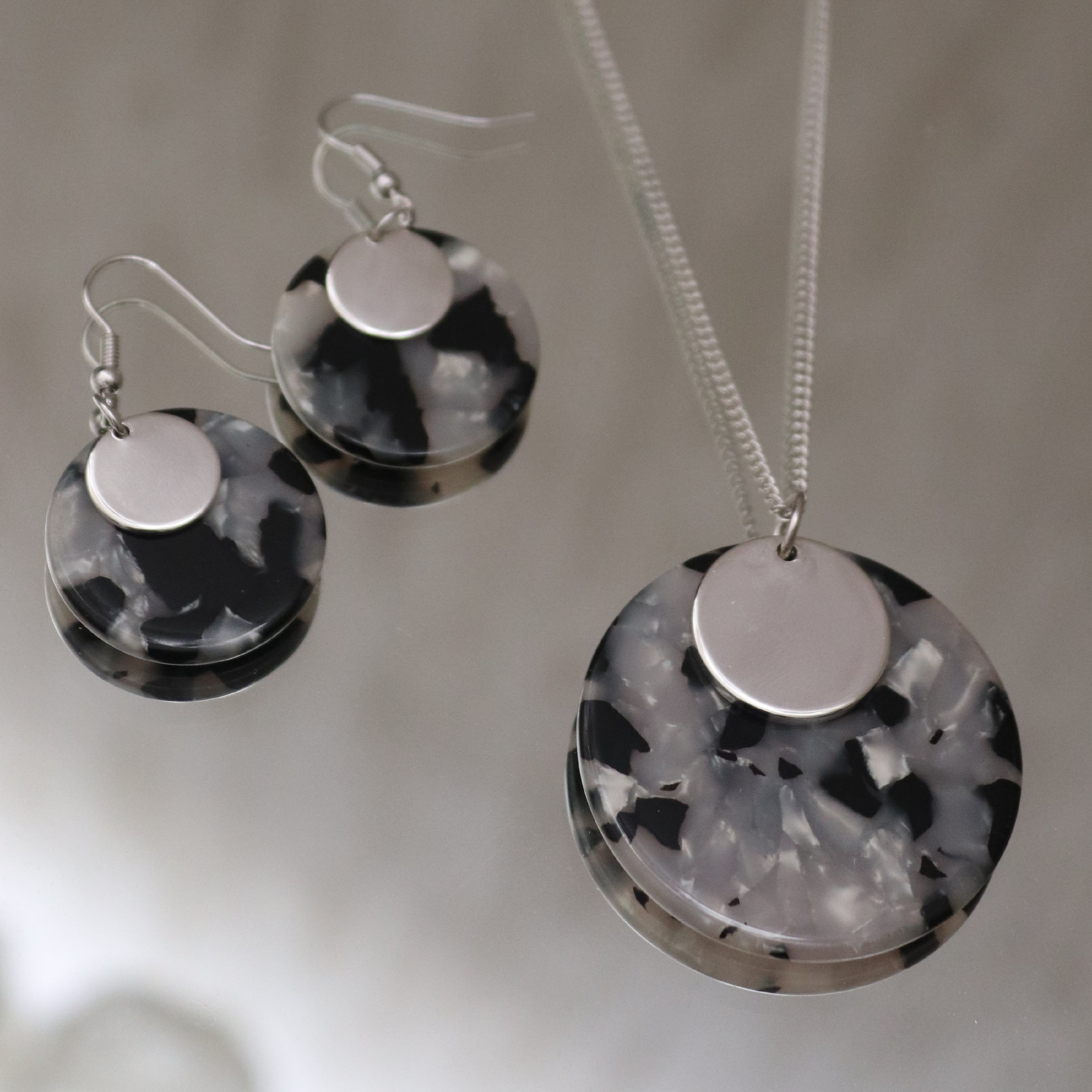 نیم ست گوشواره و گردنبند از برند اروپایی آی ام دارای بارکد اصالت کالا