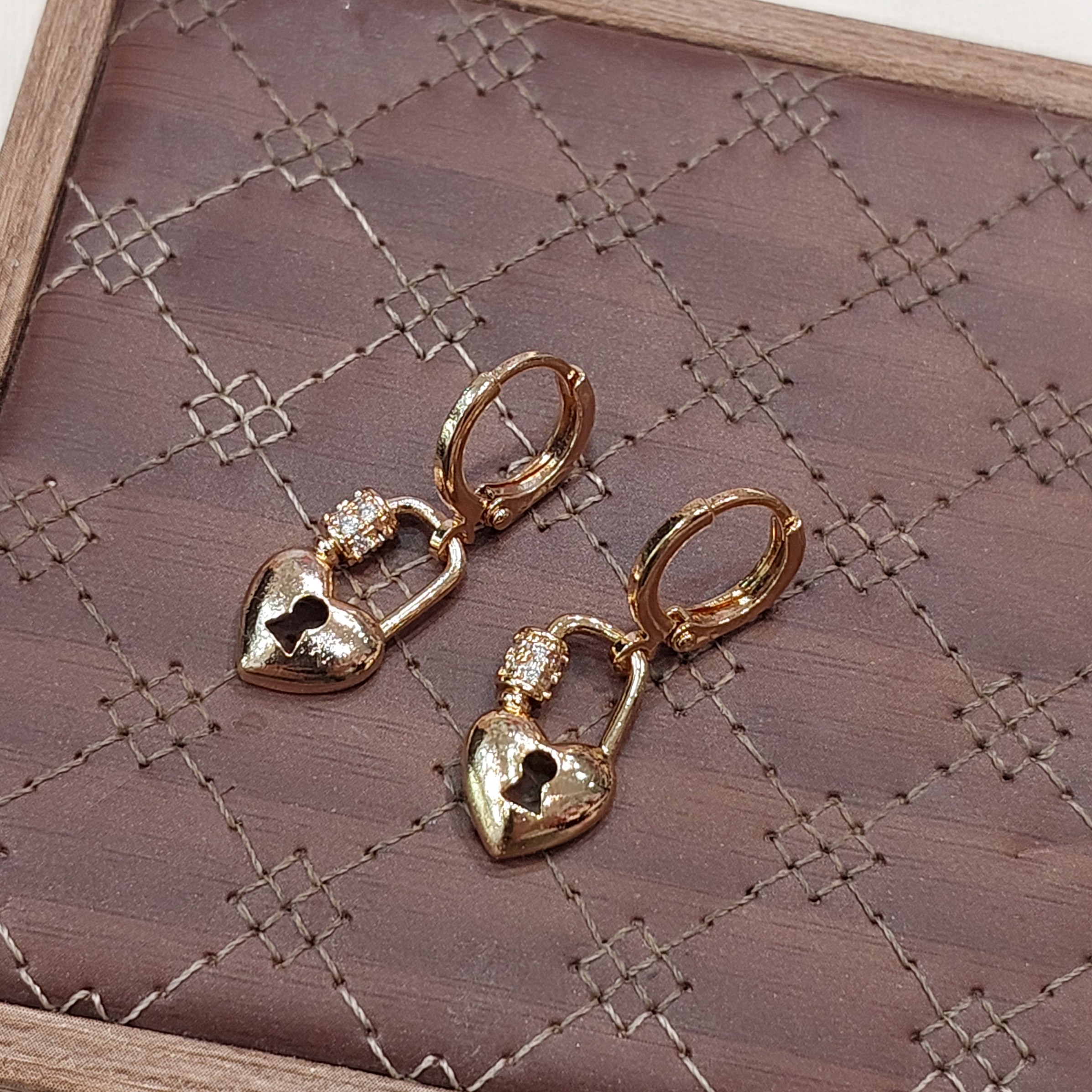 گوشواره حلقه ای آویز دار گوشواره دخترانه گوشواره زنانه گوشواره استیل رنگ ثابت گوشواره نگین دار گوشواره قفل و قلب طلایی