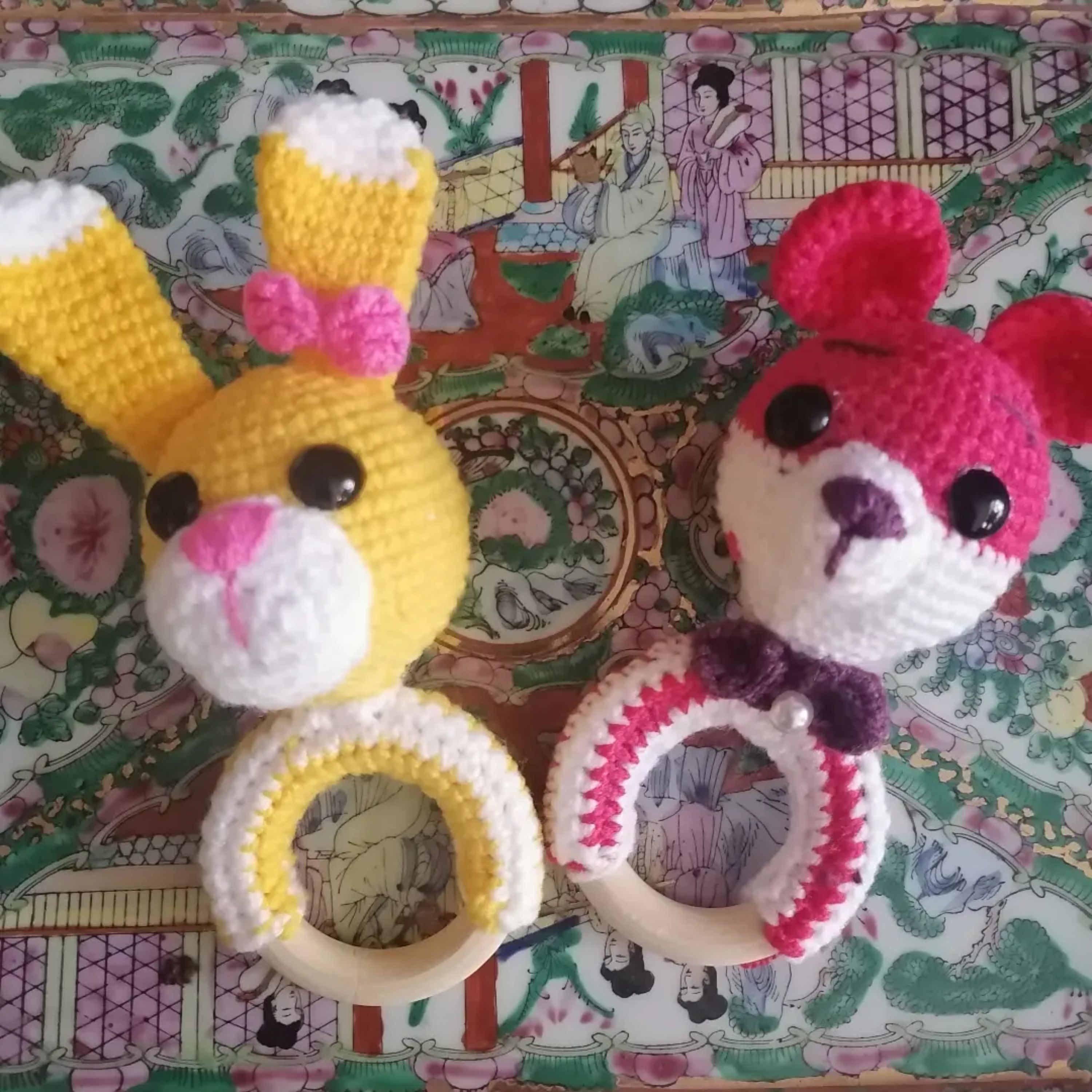 جغجغه بافتنی  13سانتی متر  با حلقه بافته شده با کاموا ایرانی